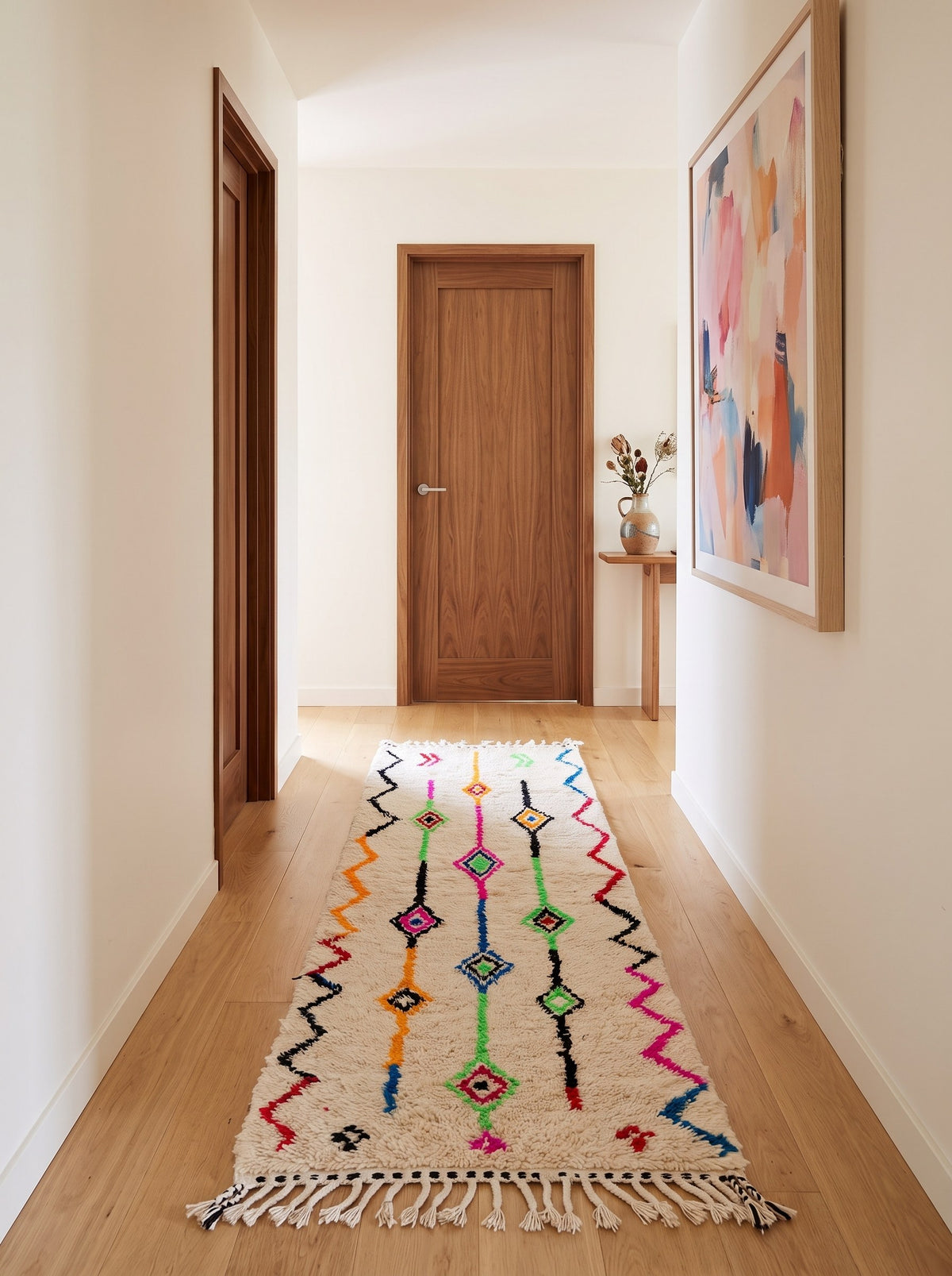 Tapis de couloir berbère style Azilal blanc multicolore Rafdil dans un autre couloir, noué main au Maroc