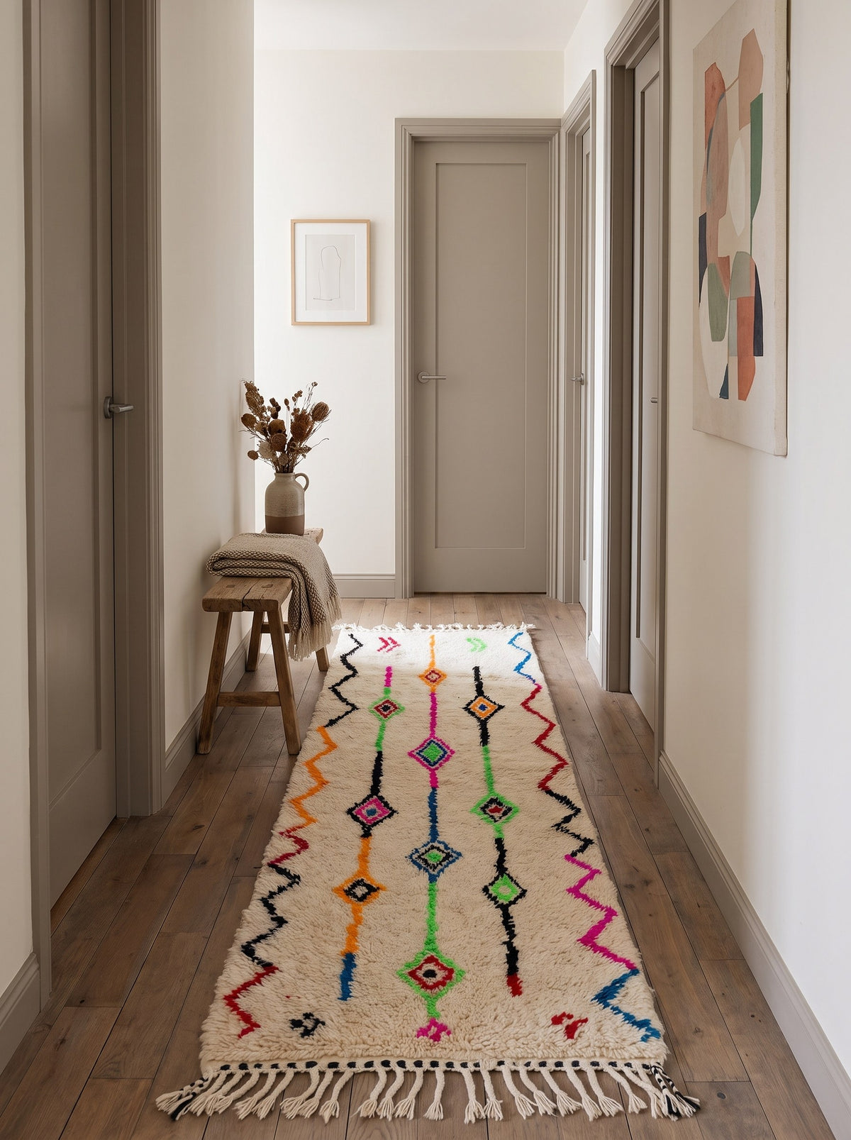 Tapis de couloir berbère style Azilal blanc multicolore Rafdil dans un troisième couloir, noué main au Maroc