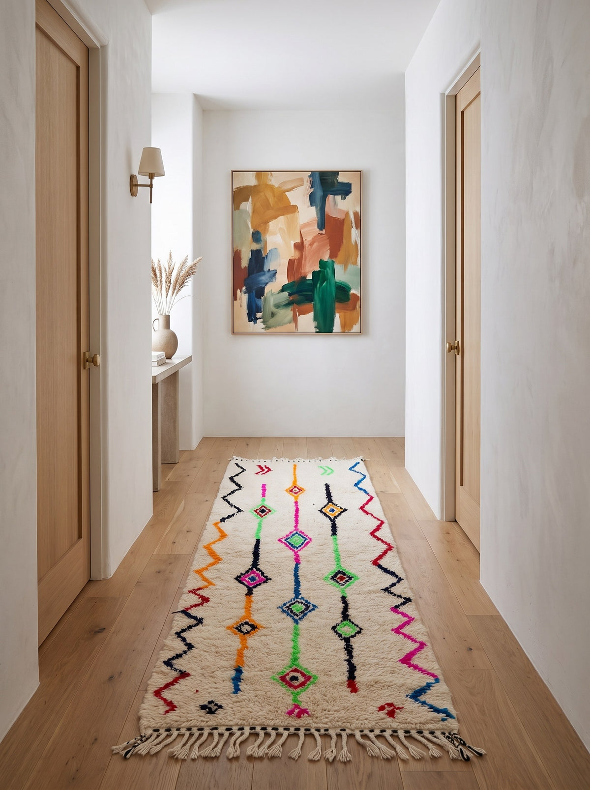 Tapis de couloir berbère style Azilal blanc multicolore Rafdil dans un couloir, noué main au Maroc