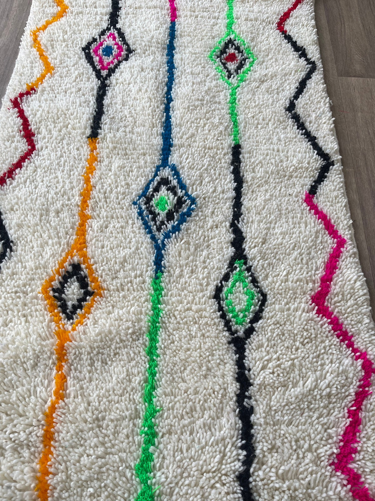 Gros plan sur la laine du tapis de couloir berbère Rafdil, relief de la laine et du motif à la lumière