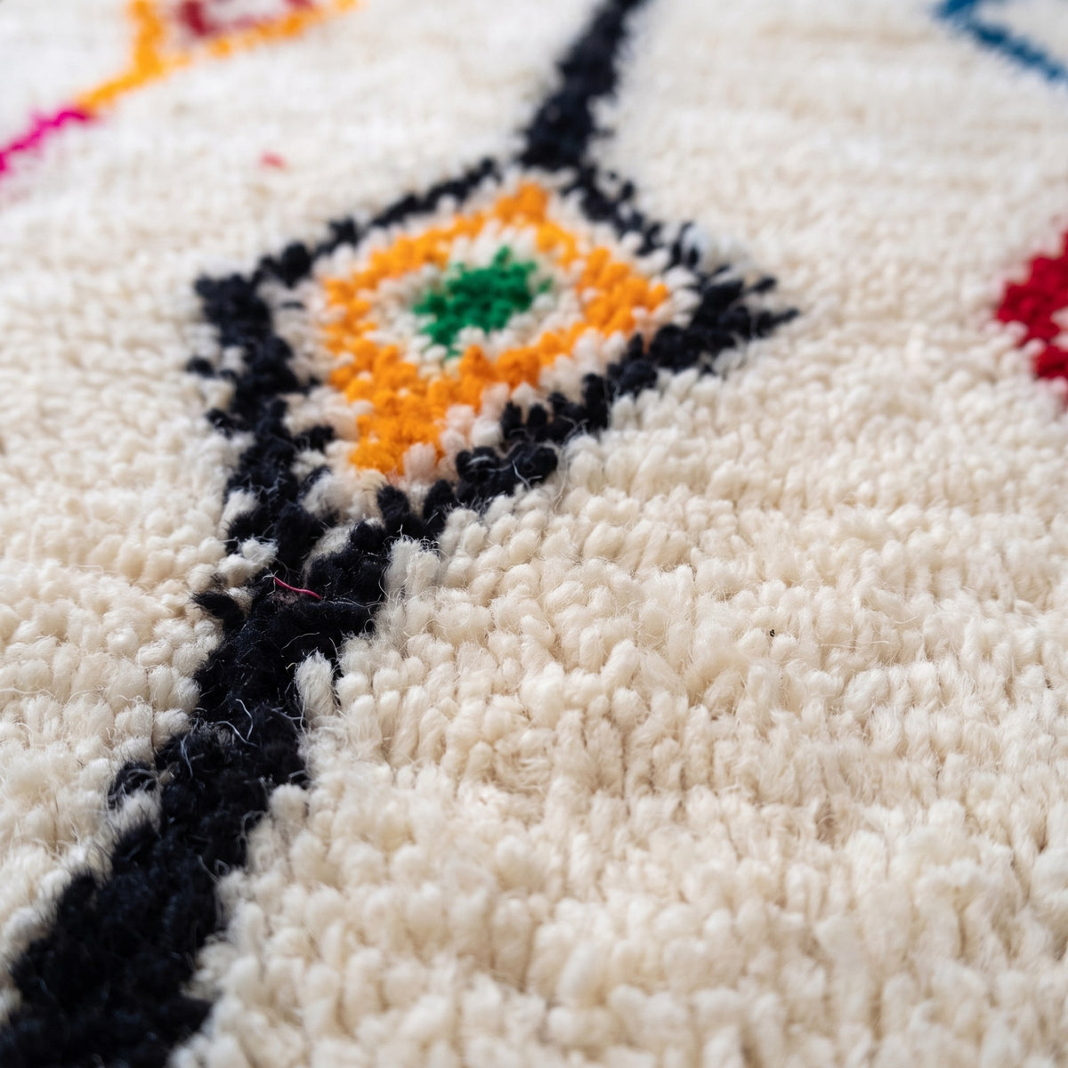 Gros plan sur un motif du tapis de couloir berbère Rafdil, couloir ivoire à poil long, six lignes verticales