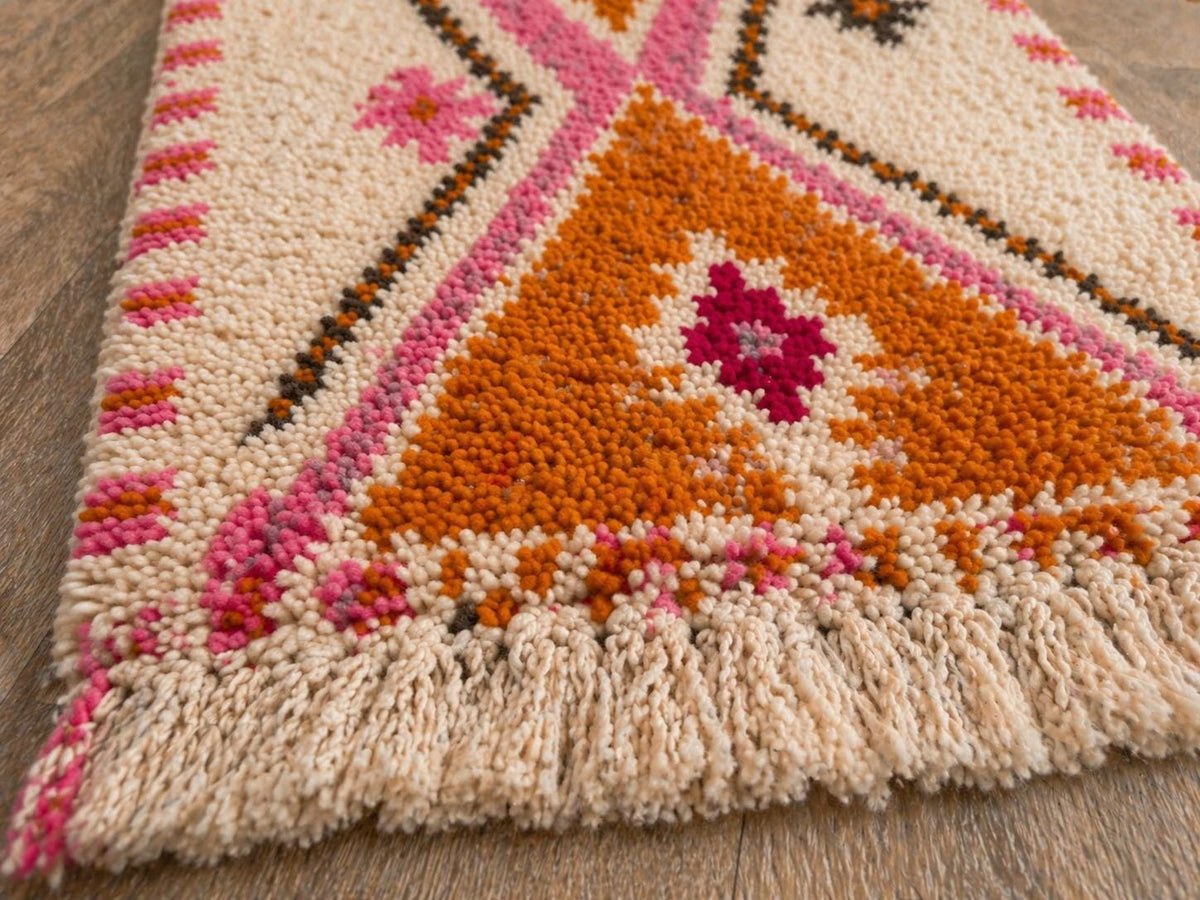 Gros plan sur les franges du tapis de couloir berbère Tifawin, attache des franges et dernière rangée de nœuds