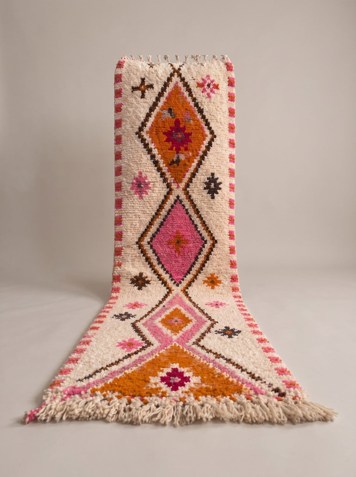 Tapis de couloir berbère style Azilal blanc, orange et rose Tifawin suspendu, pièce unique nouée main au Maroc
