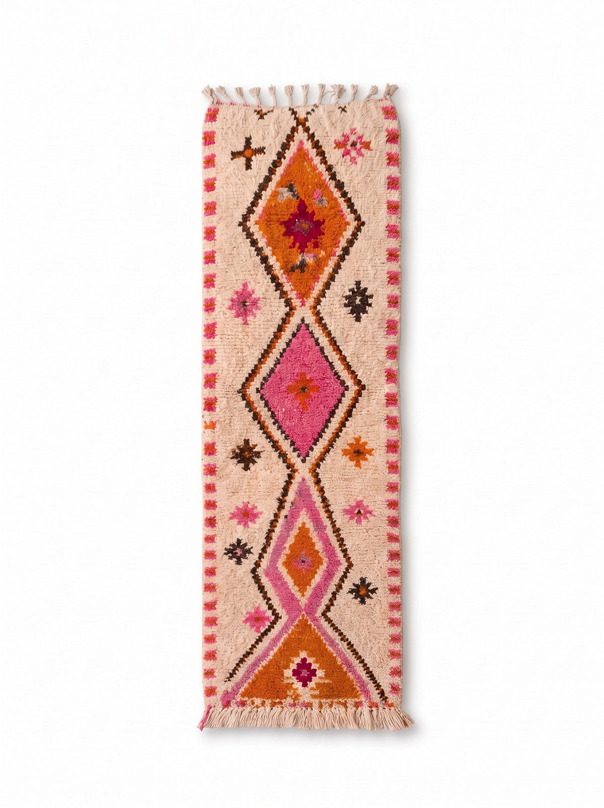 Tapis de couloir berbère style Azilal blanc, orange et rose Tifawin vu à plat, couloir écru, sur l'axe central un losange orange