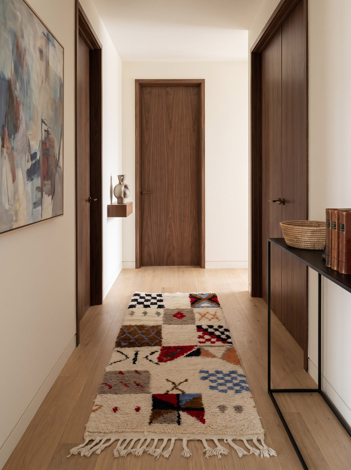 Tapis de couloir berbère style Azilal multicolore Hazmoud dans un couloir, noué main au Maroc
