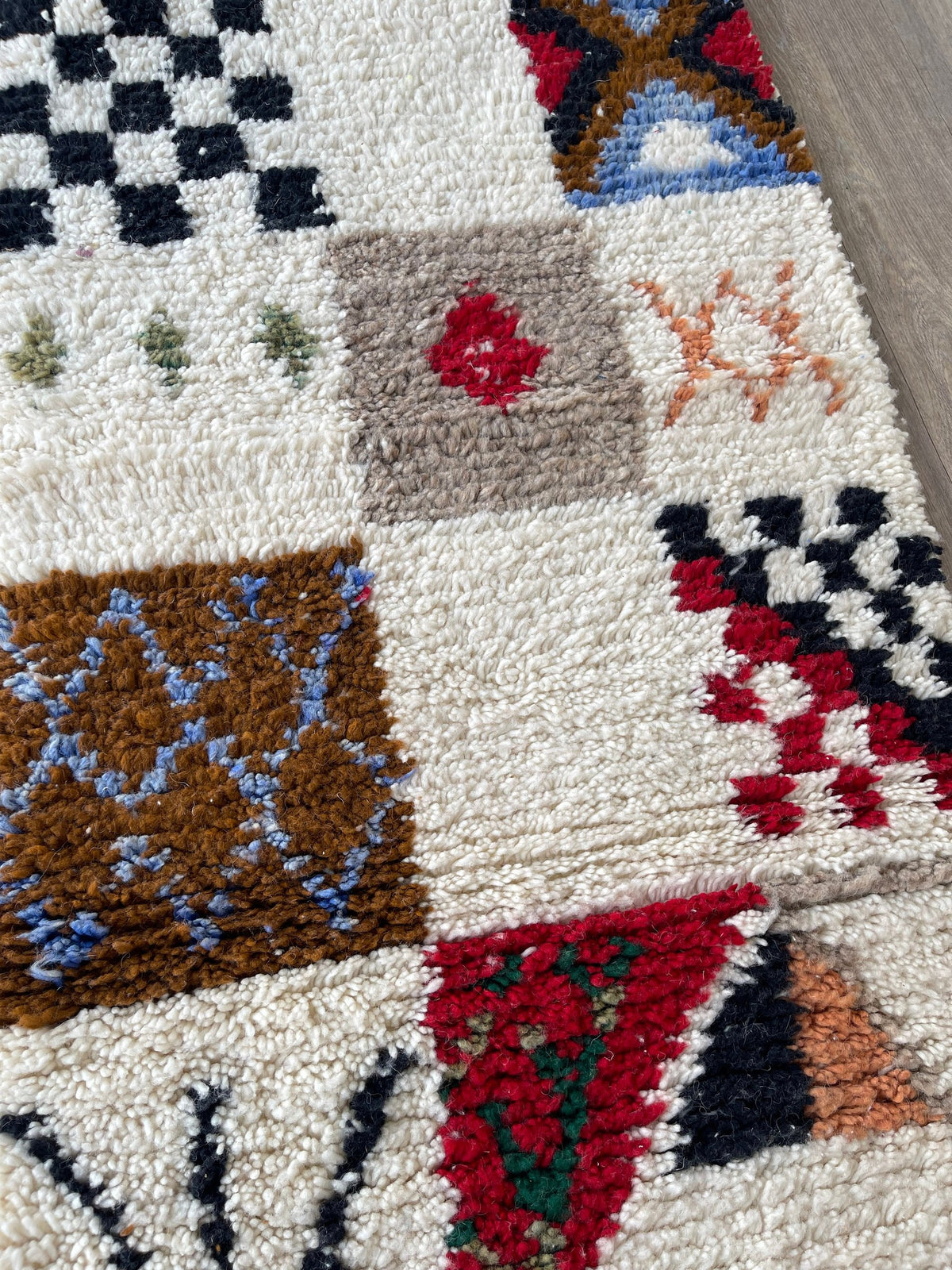 Gros plan sur un détail du tapis de couloir berbère Hazmoud, tracé irrégulier du motif fait main