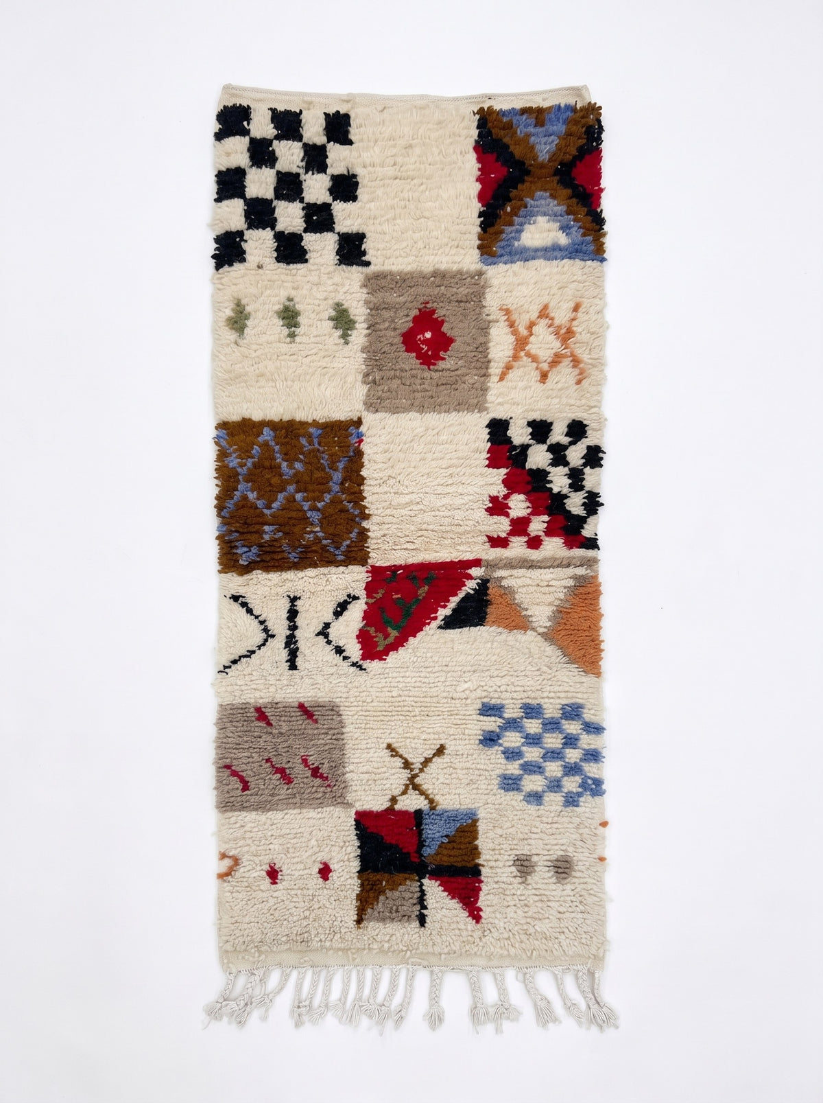 Tapis de couloir berbère style Azilal multicolore Hazmoud vu à plat, couloir écru en patchwork sur trois colonnes