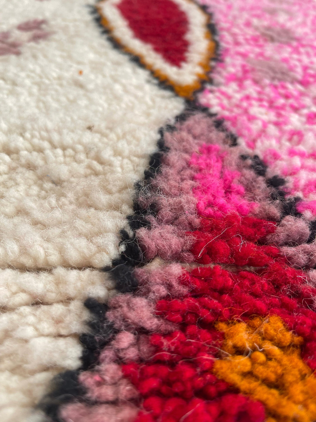 Gros plan sur la laine du tapis de couloir berbère Ameln, texture de la laine naturelle et nuances du poil