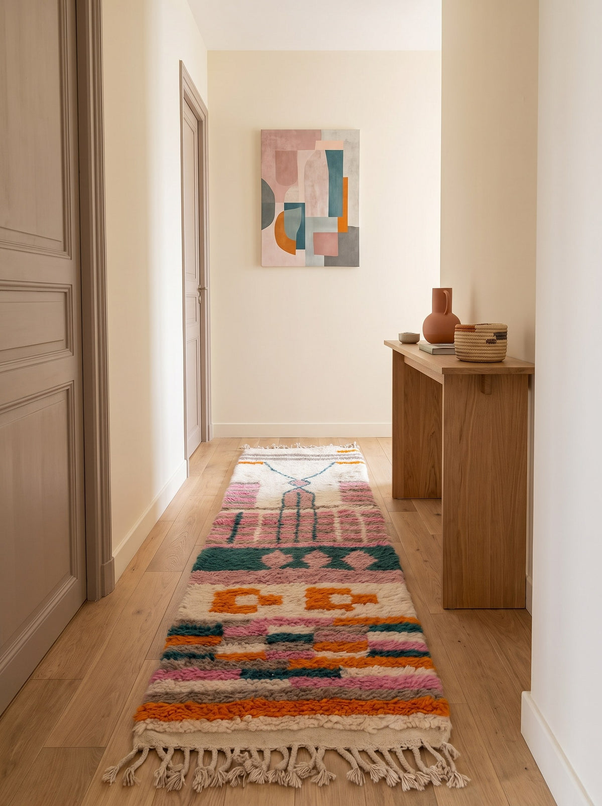 Tapis de couloir berbère style Azilal rose et orange Tikli dans un autre couloir, noué main au Maroc