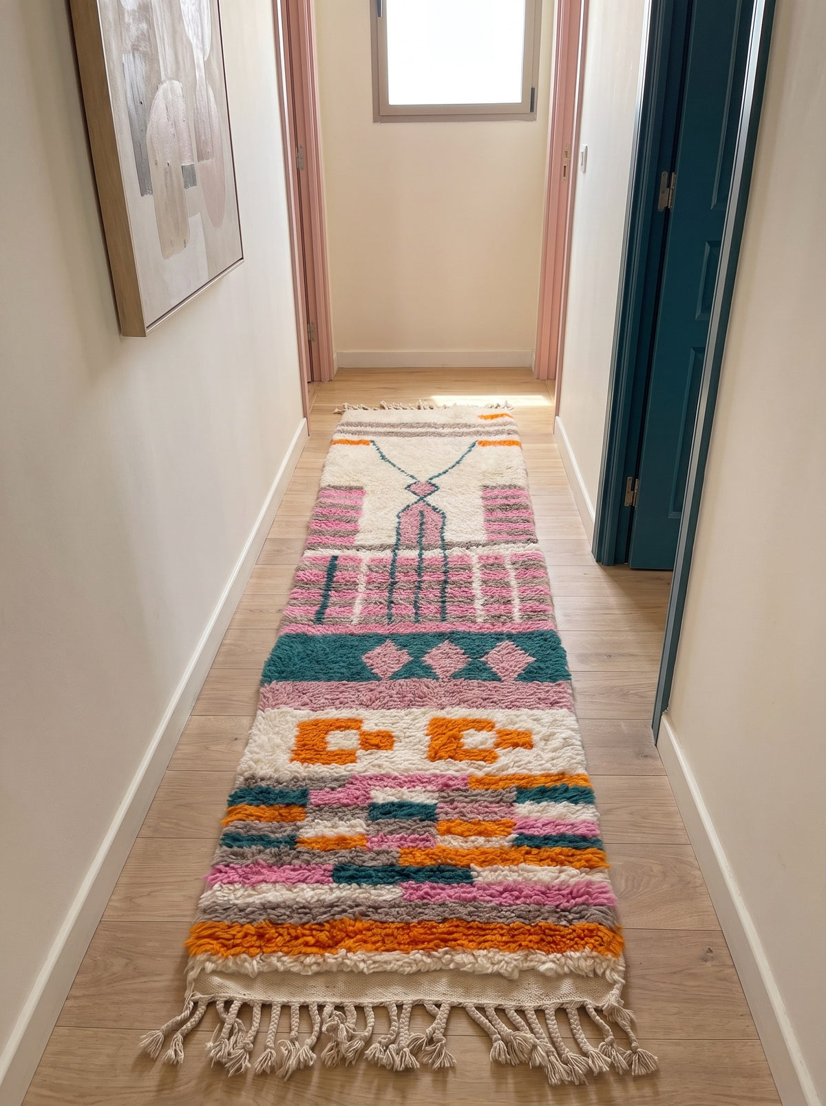 Tapis de couloir berbère style Azilal rose et orange Tikli dans un troisième couloir, noué main au Maroc