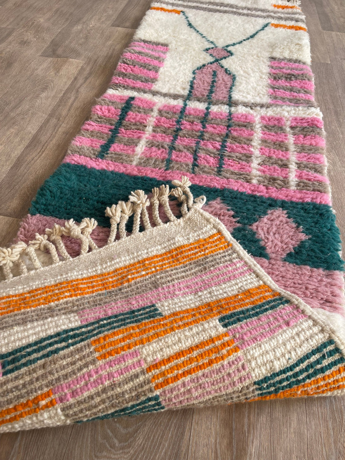 Gros plan sur l'envers du tapis de couloir berbère Tikli, nœuds visibles sur la chaîne de coton, sans dossier