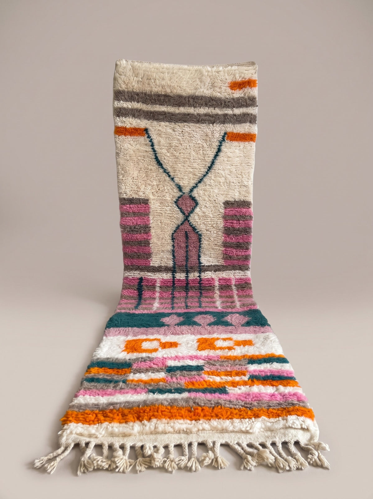 Tapis de couloir berbère style Azilal rose et orange Tikli suspendu, pièce unique nouée main au Maroc