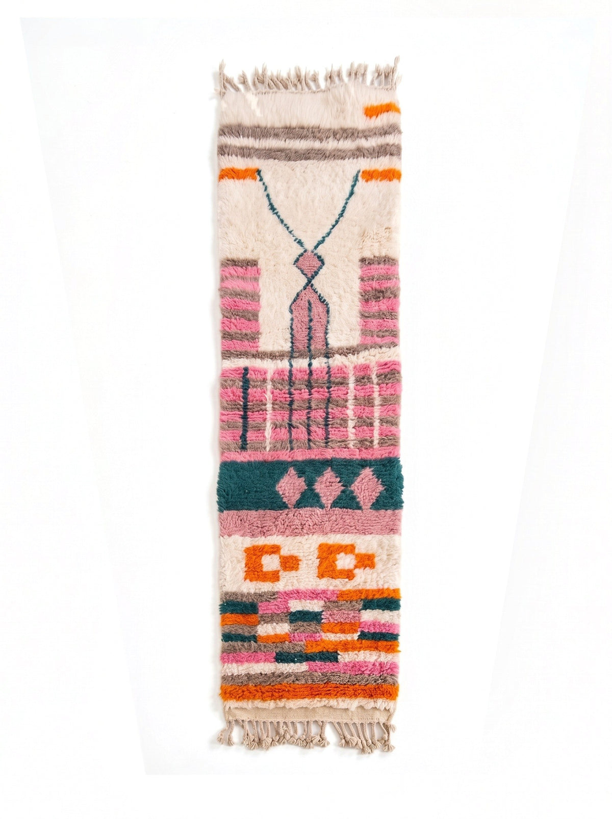 Tapis de couloir berbère style Azilal rose et orange Tikli vu à plat, couloir écru, en haut figure en sablier vert canard