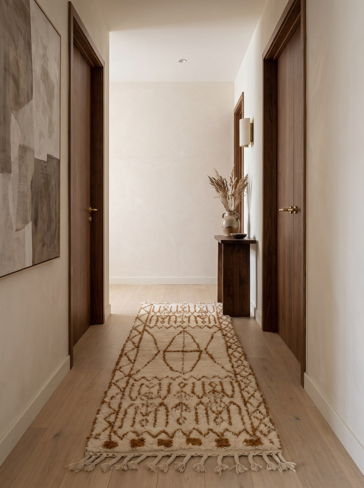 Tapis de couloir berbère style Beni Ouarain blanc et caramel Zemroun dans un troisième couloir, noué main au Maroc