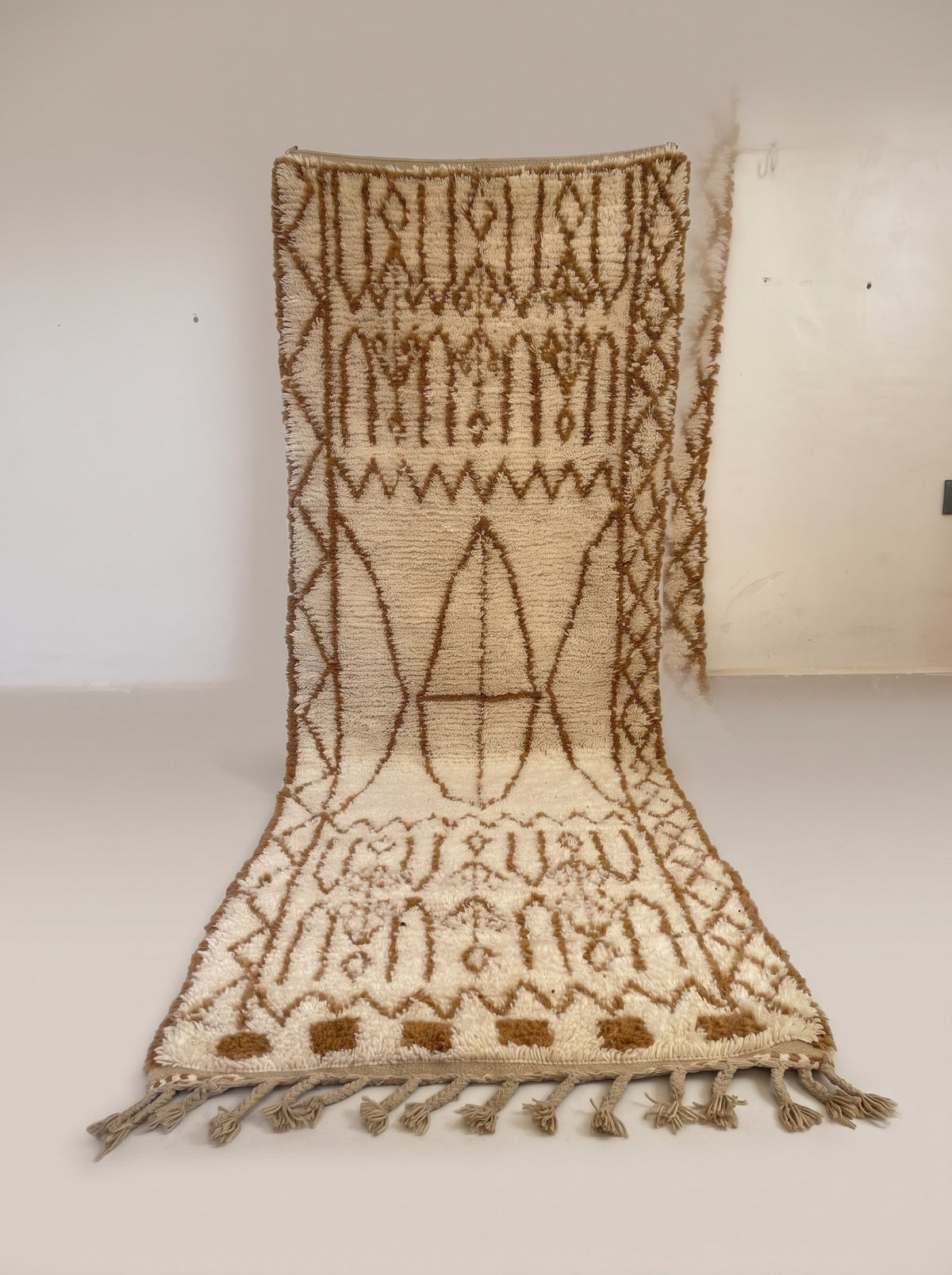 Tapis de couloir berbère style Beni Ouarain blanc et caramel Zemroun suspendu, pièce unique nouée main au Maroc
