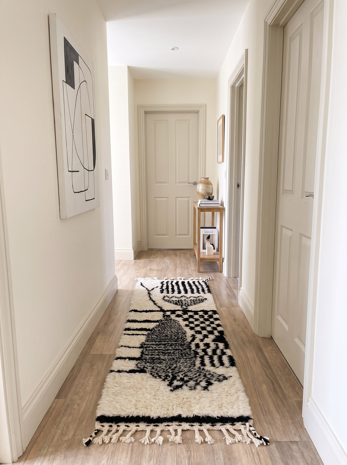 Tapis de couloir berbère style Beni Ouarain blanc et noir Chellah dans un troisième couloir, noué main au Maroc