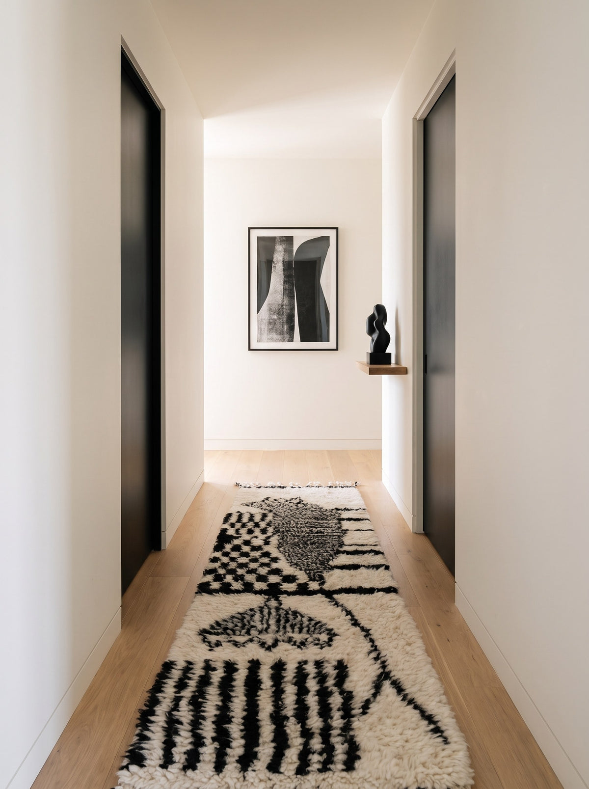 Tapis de couloir berbère style Beni Ouarain blanc et noir Chellah dans un couloir, noué main au Maroc
