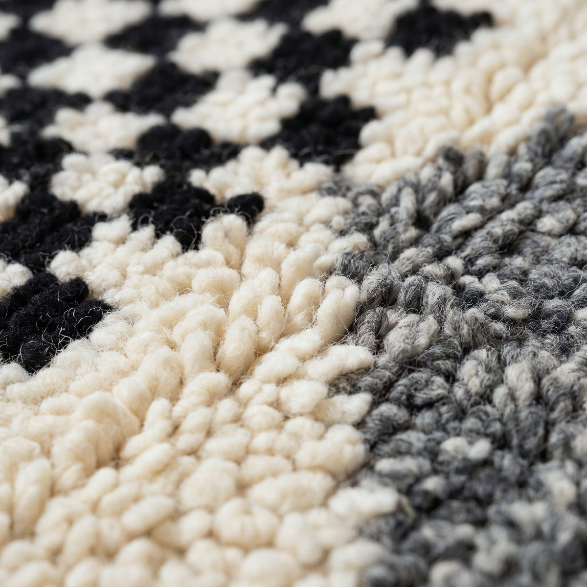 Gros plan sur un motif du tapis de couloir berbère Chellah, couloir ivoire à poil long, en haut