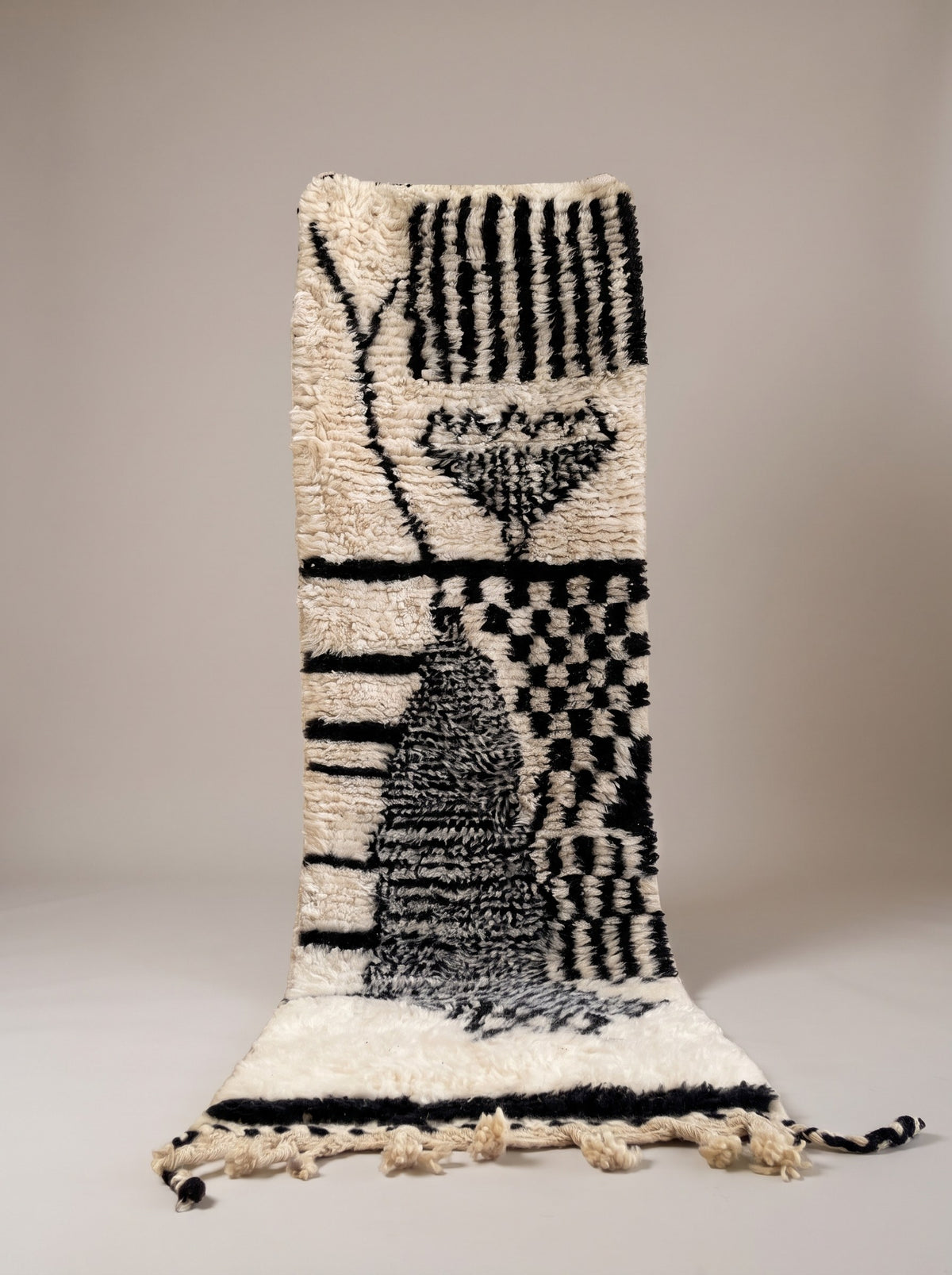 Tapis de couloir berbère style Beni Ouarain blanc et noir Chellah suspendu, pièce unique nouée main au Maroc