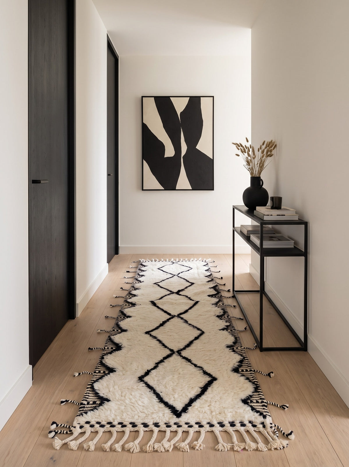 Tapis de couloir berbère style Beni Ouarain blanc Kandar dans un autre couloir, noué main au Maroc