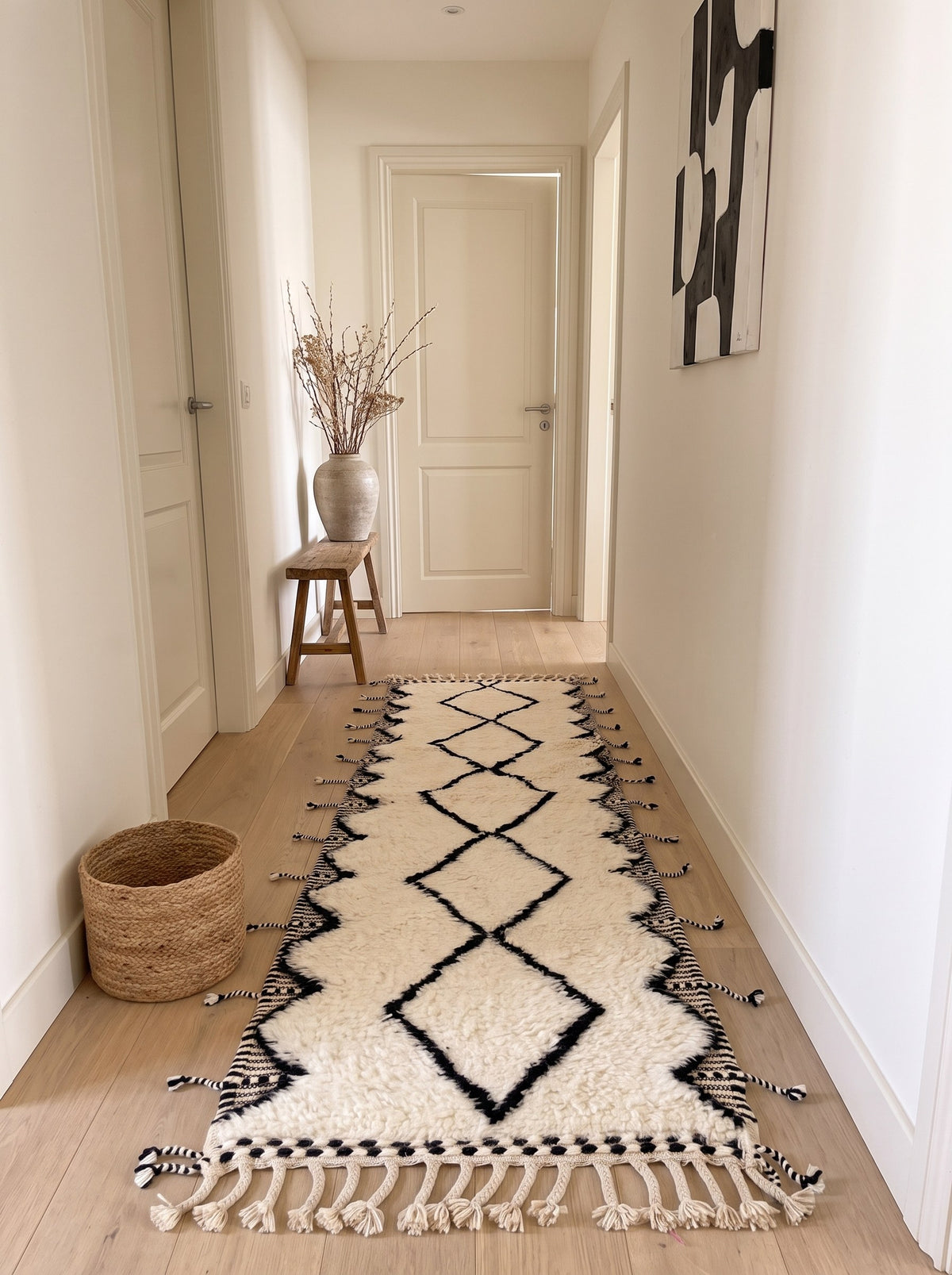 Tapis de couloir berbère style Beni Ouarain blanc Kandar dans un troisième couloir, noué main au Maroc