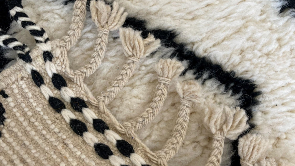 Gros plan sur la laine du tapis de couloir berbère Kandar, poil blanc noué à la main