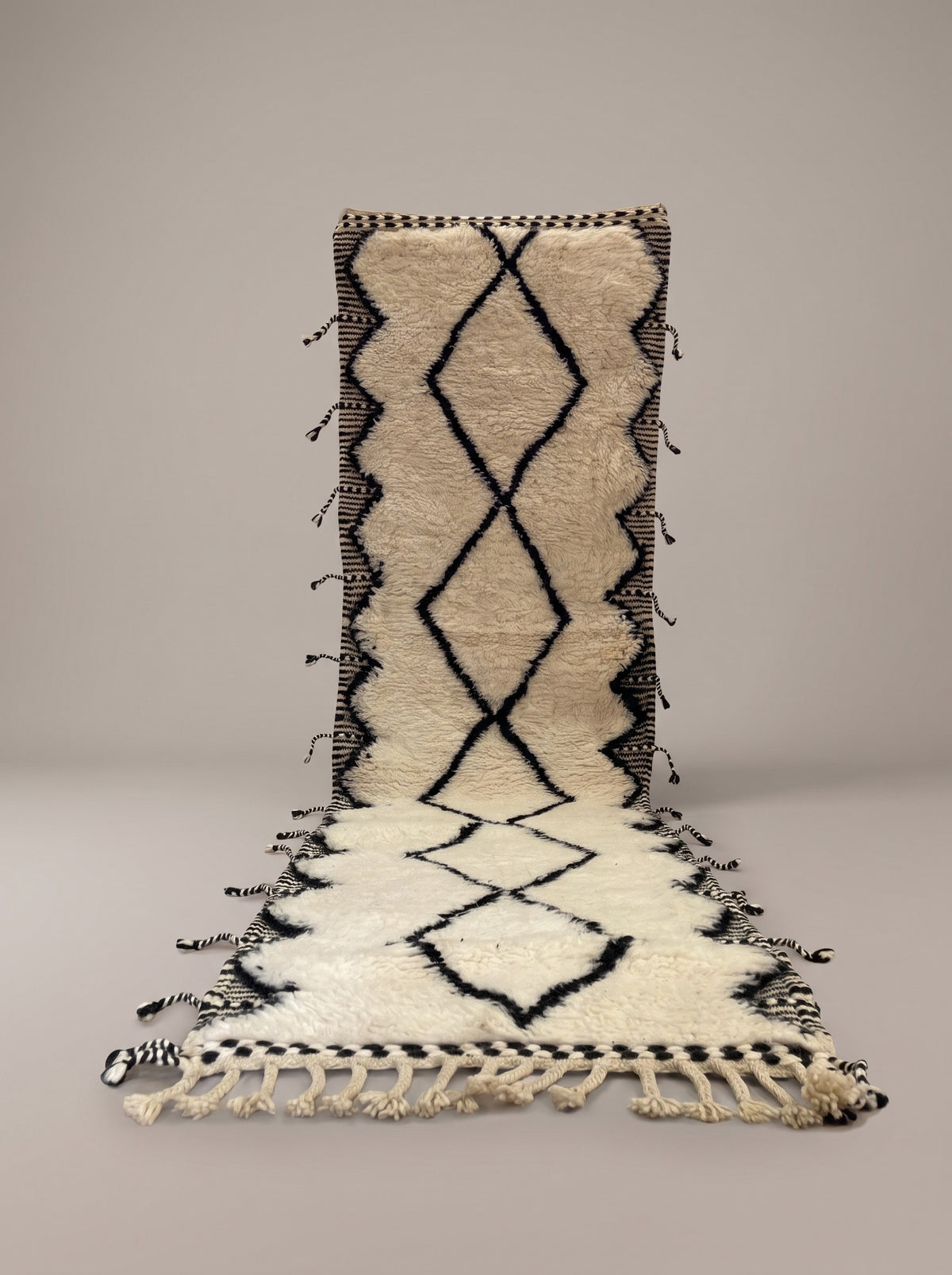 Tapis de couloir berbère style Beni Ouarain blanc Kandar suspendu, pièce unique nouée main au Maroc