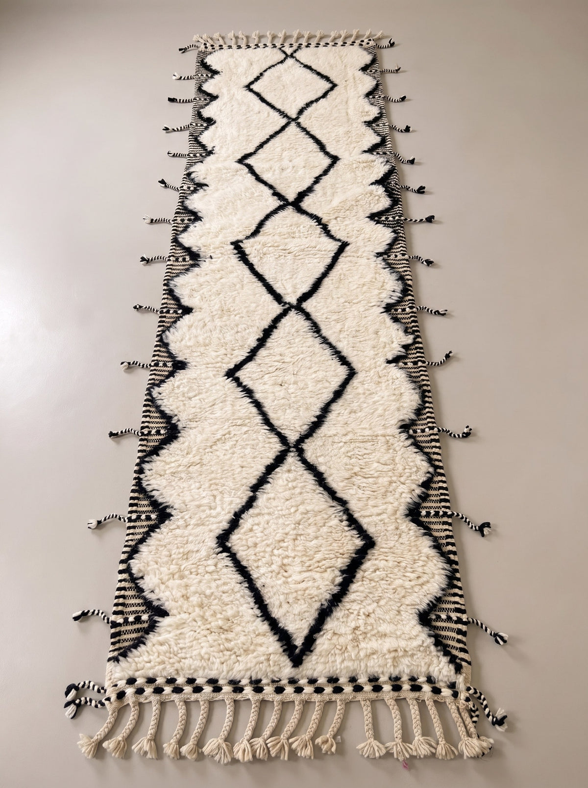 Tapis de couloir berbère style Beni Ouarain blanc Kandar vu à plat, fond écru, cinq losanges noirs superposés sur l'axe central