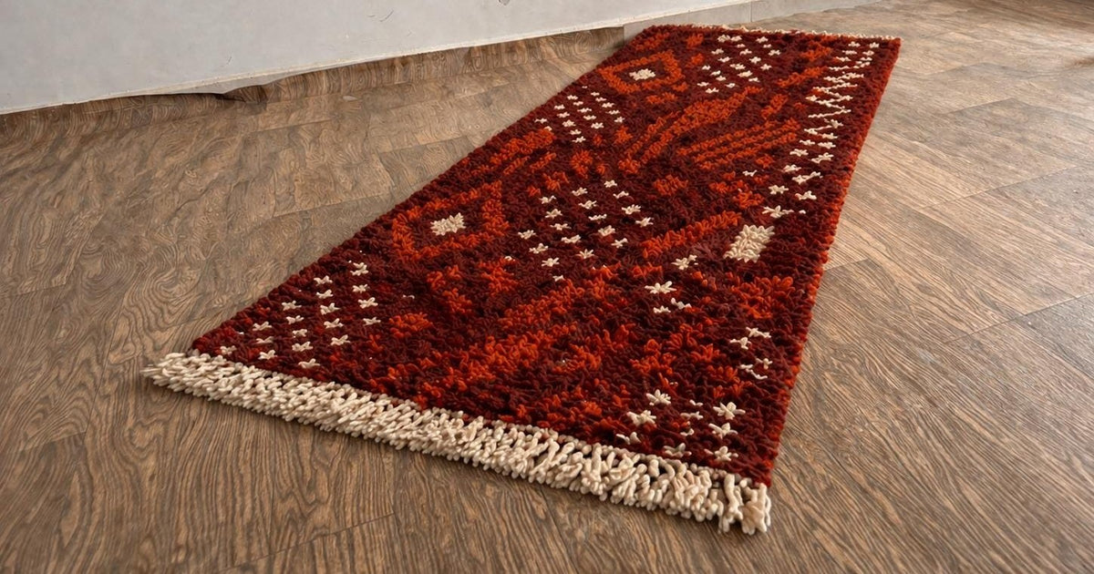 Tapis de couloir berbère style Boujad bordeaux Khenifra posé au sol vu en biais, noué main au Maroc