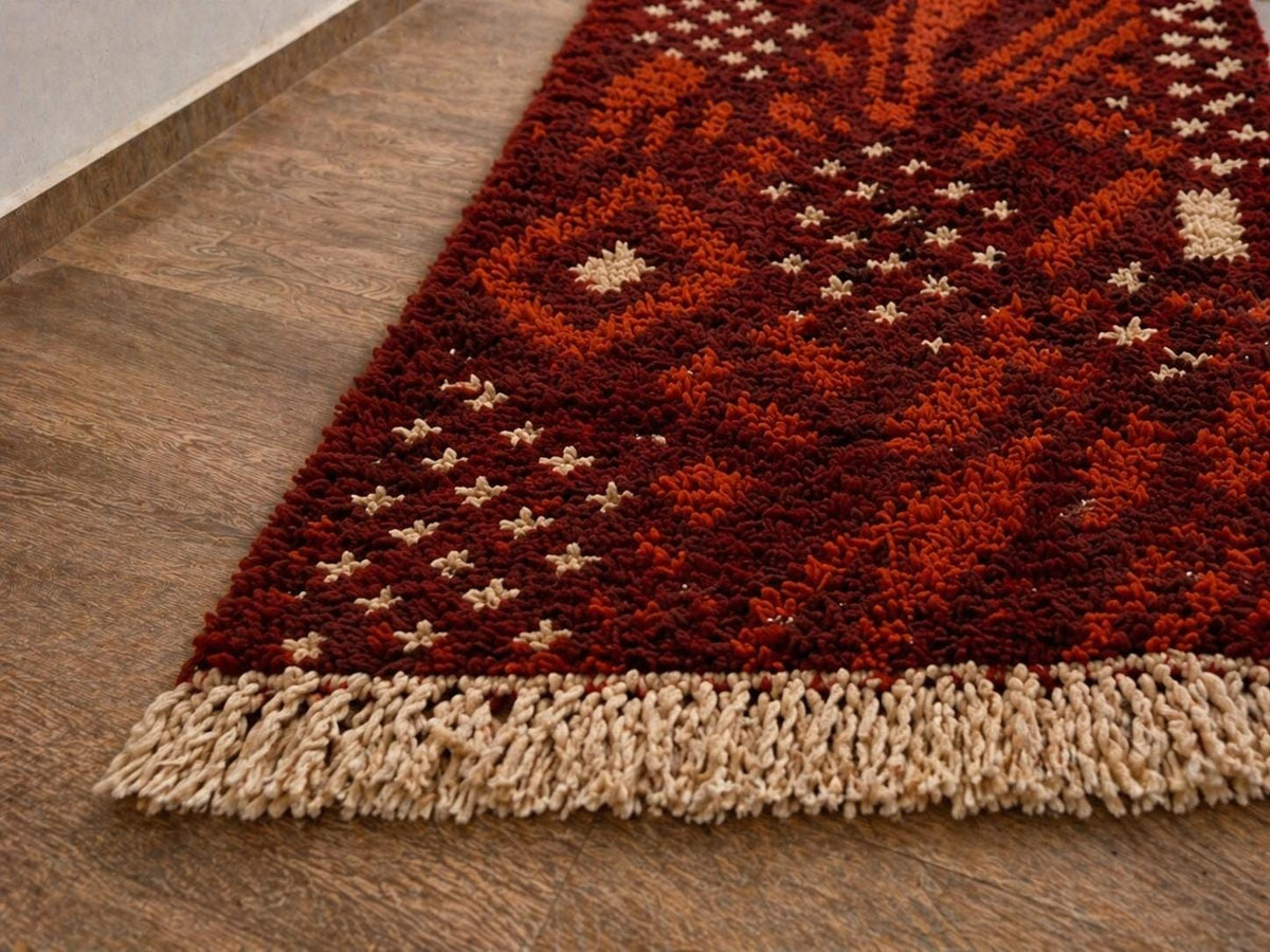 Gros plan sur les franges du tapis de couloir berbère Khenifra, écrues en bas seulement, nouées à la main