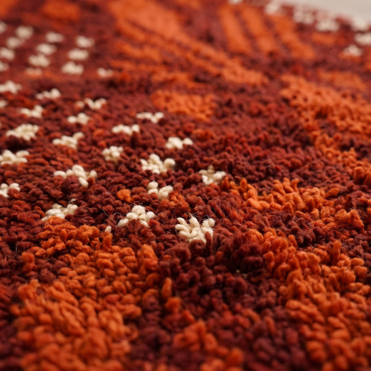 Gros plan sur un motif du tapis de couloir berbère Khenifra, couloir bordeaux, en haut à gauche