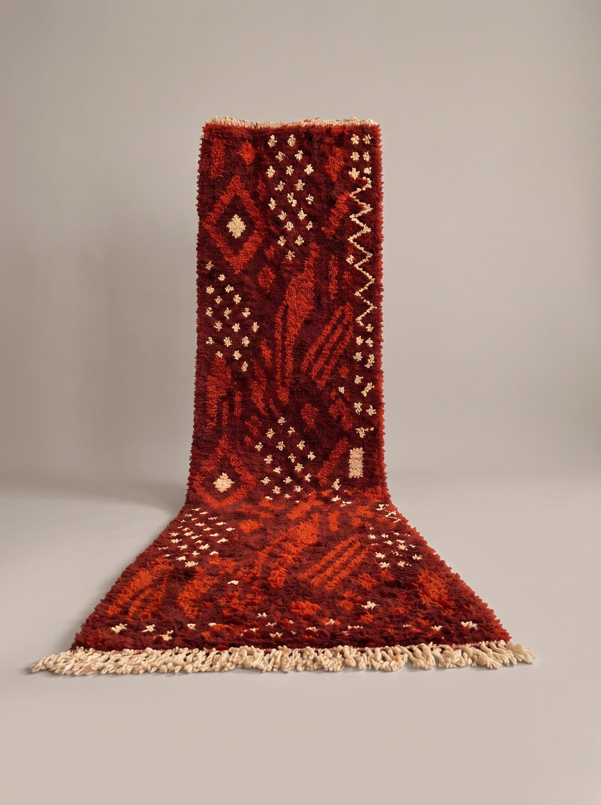 Tapis de couloir berbère style Boujad bordeaux Khenifra suspendu, pièce unique nouée main au Maroc
