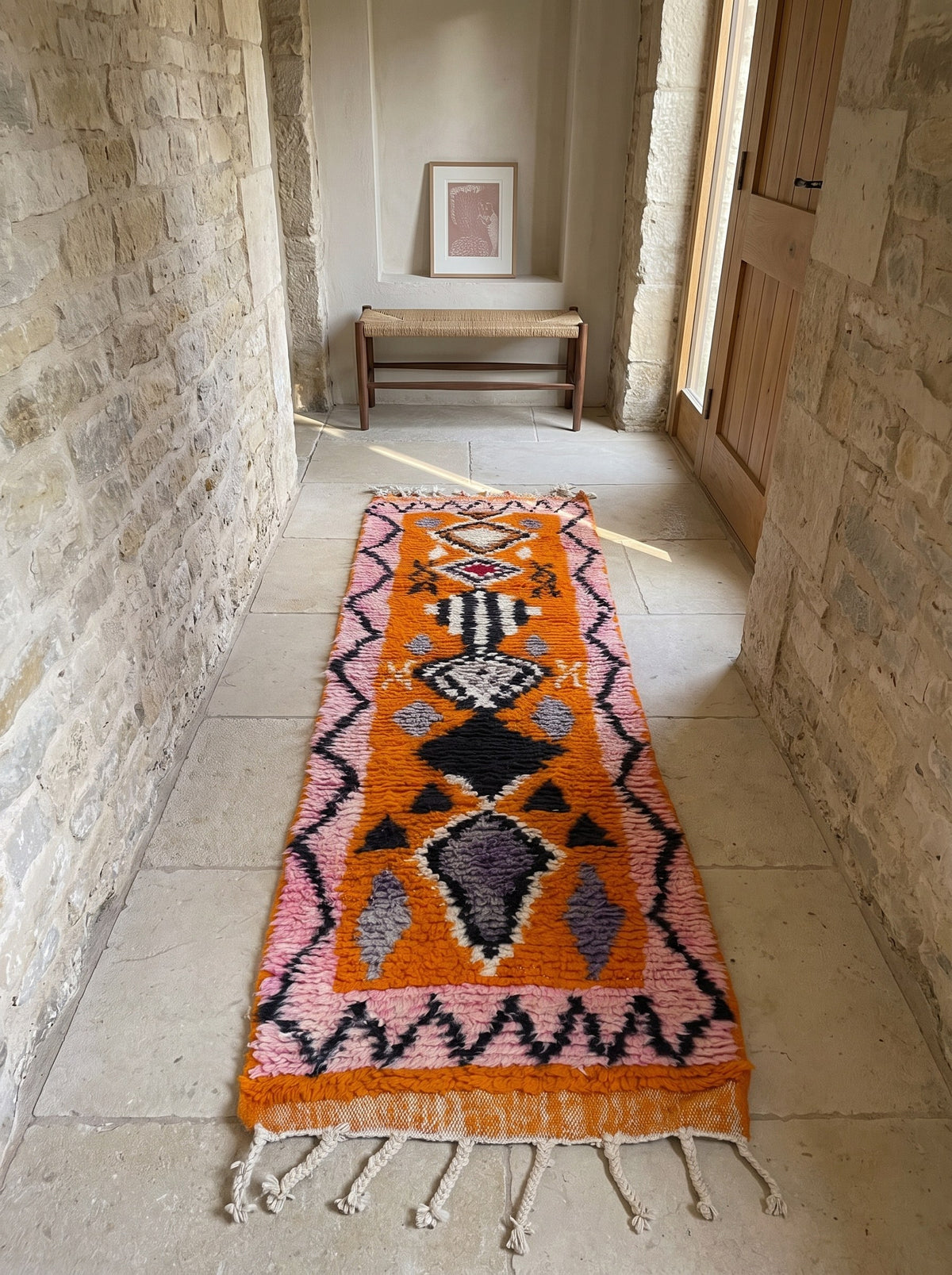 Tapis de couloir berbère style Boujad orange et rose Khamlia dans un autre couloir, noué main au Maroc