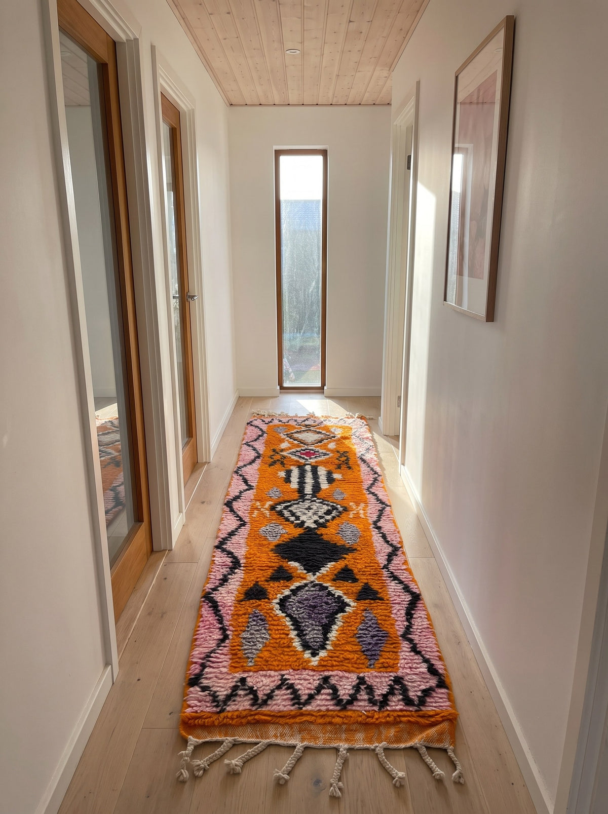 Tapis de couloir berbère style Boujad orange et rose Khamlia dans un troisième couloir, noué main au Maroc