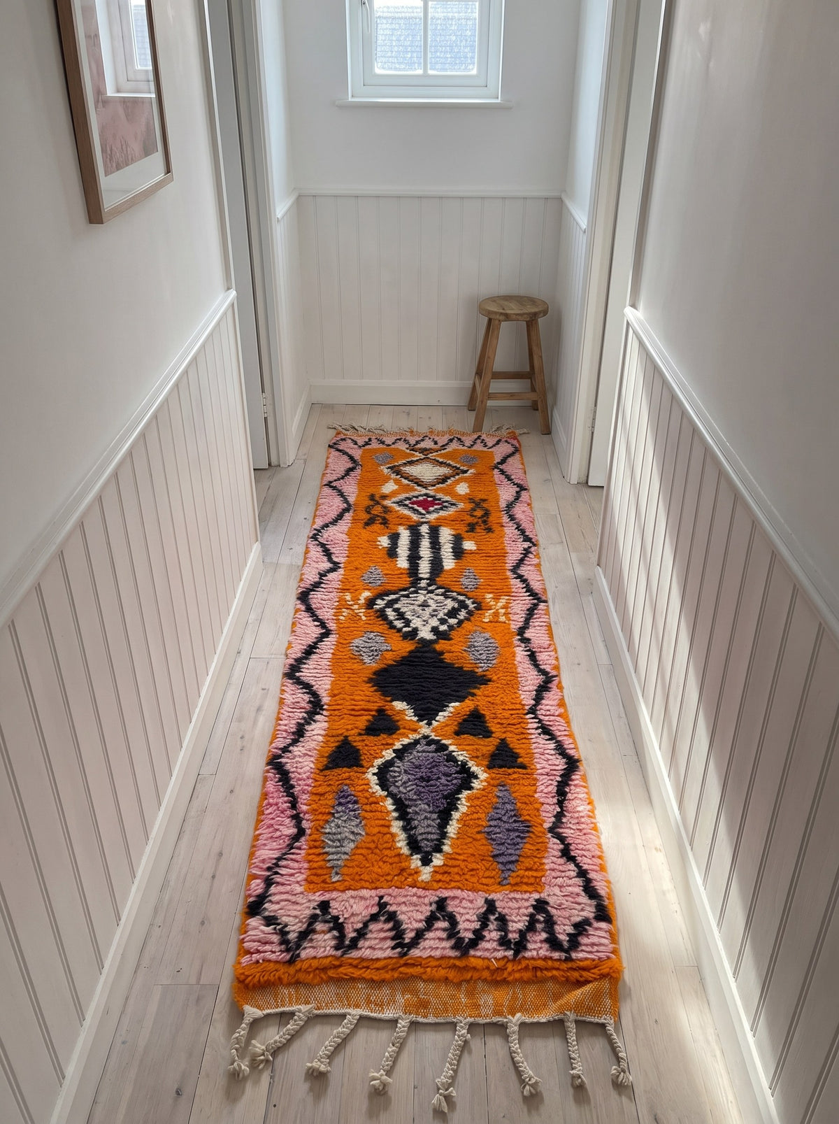 Tapis de couloir berbère style Boujad orange et rose Khamlia dans un couloir, noué main au Maroc