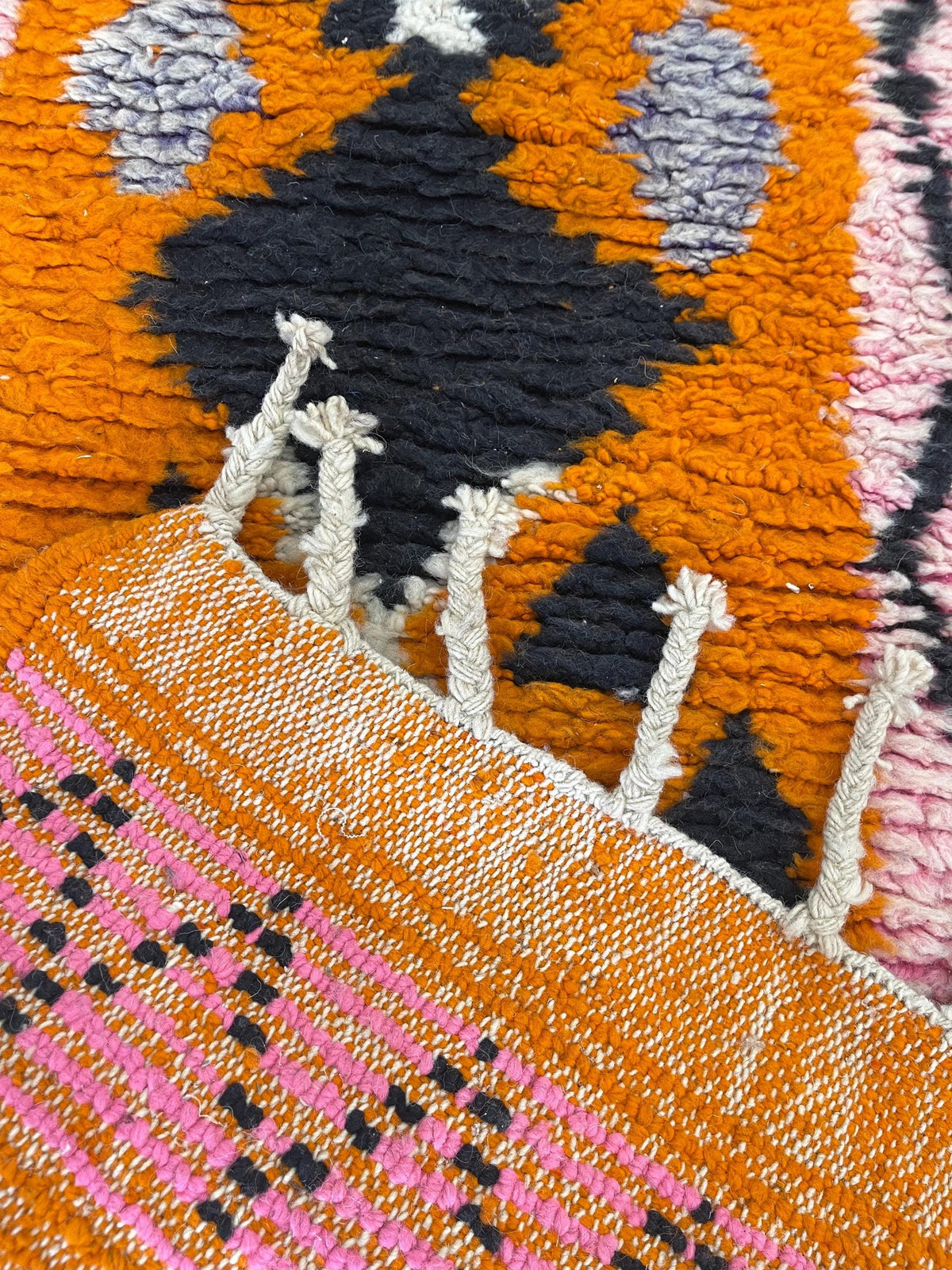 Gros plan sur l'envers du tapis de couloir berbère Khamlia, nœuds visibles sur la chaîne de coton, sans dossier