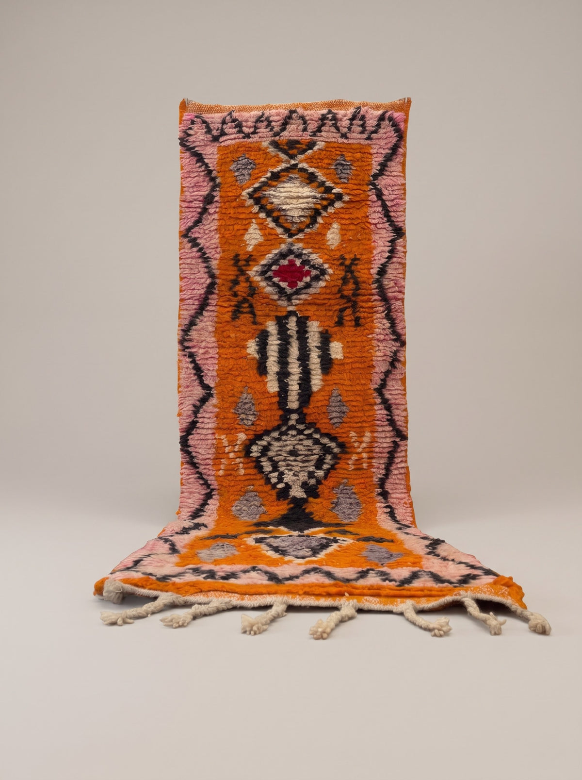 Tapis de couloir berbère style Boujad orange et rose Khamlia suspendu, pièce unique nouée main au Maroc
