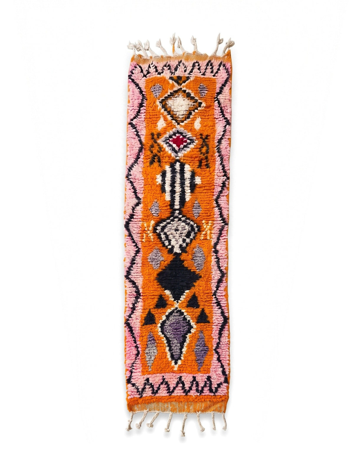 Tapis de couloir berbère style Boujad orange et rose Khamlia vu à plat, couloir fond orange vif, bordures roses à zigzag noir