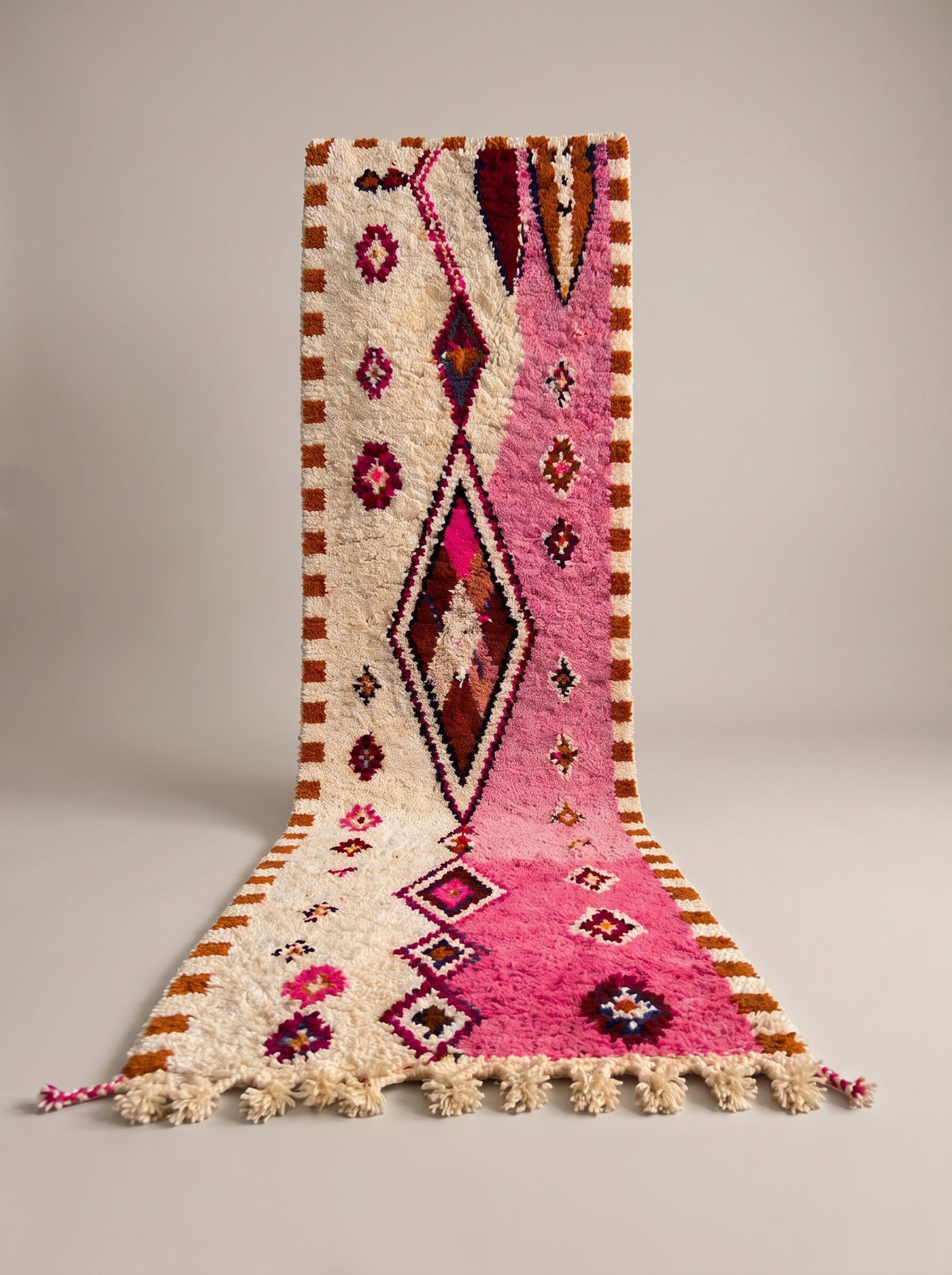 Tapis de couloir berbère style Boujad rose et blanc Mazigh suspendu, pièce unique nouée main au Maroc