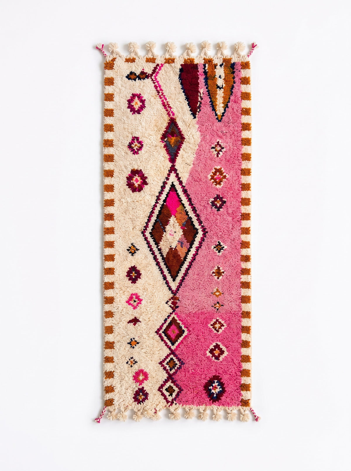 Tapis de couloir berbère style Boujad rose et blanc Mazigh vu à plat, couloir moitié gauche écrue et moitié droite rose vif