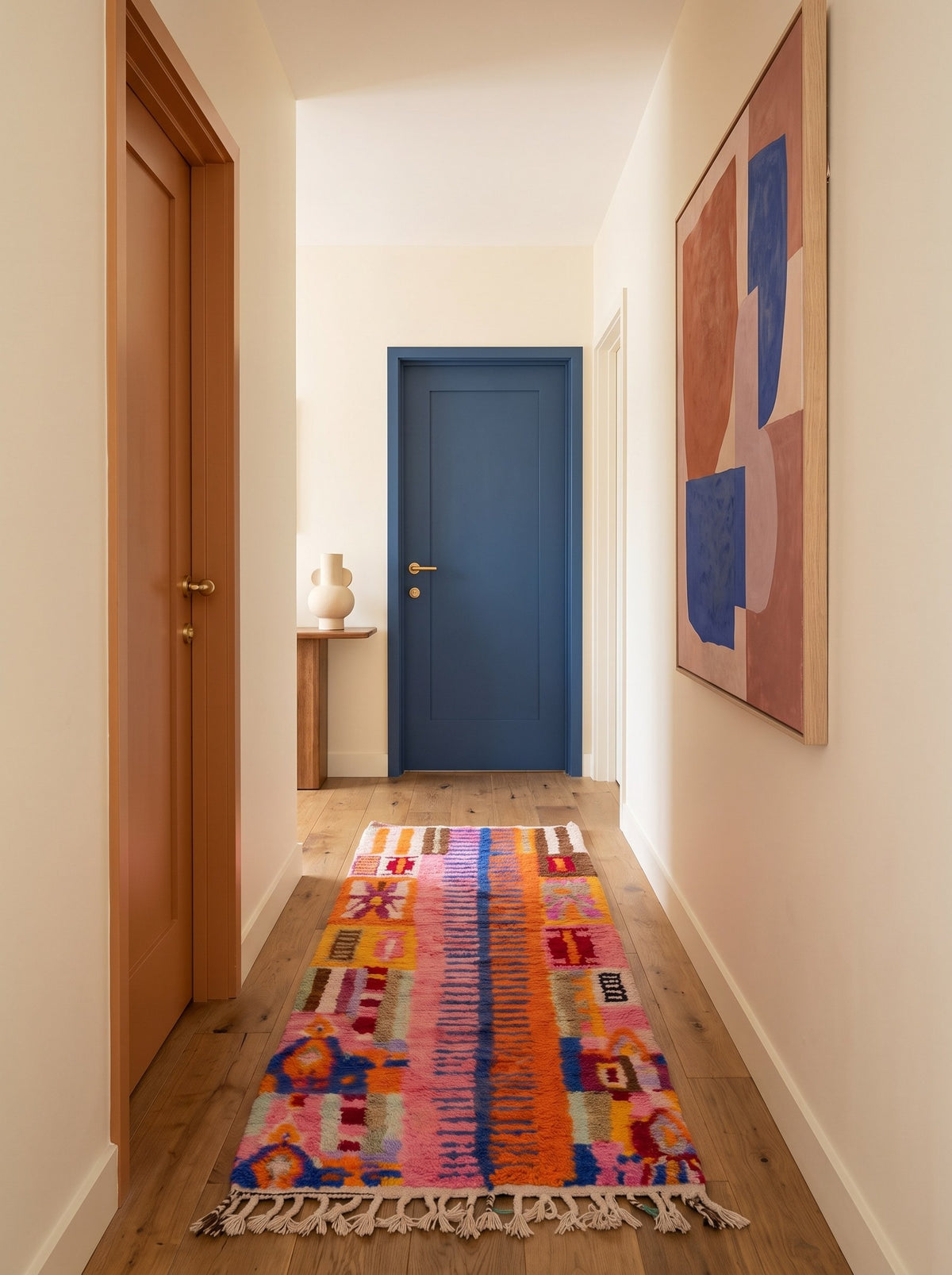 Tapis de couloir berbère style Boujad rose et orange Amizmiz dans un autre couloir, noué main au Maroc