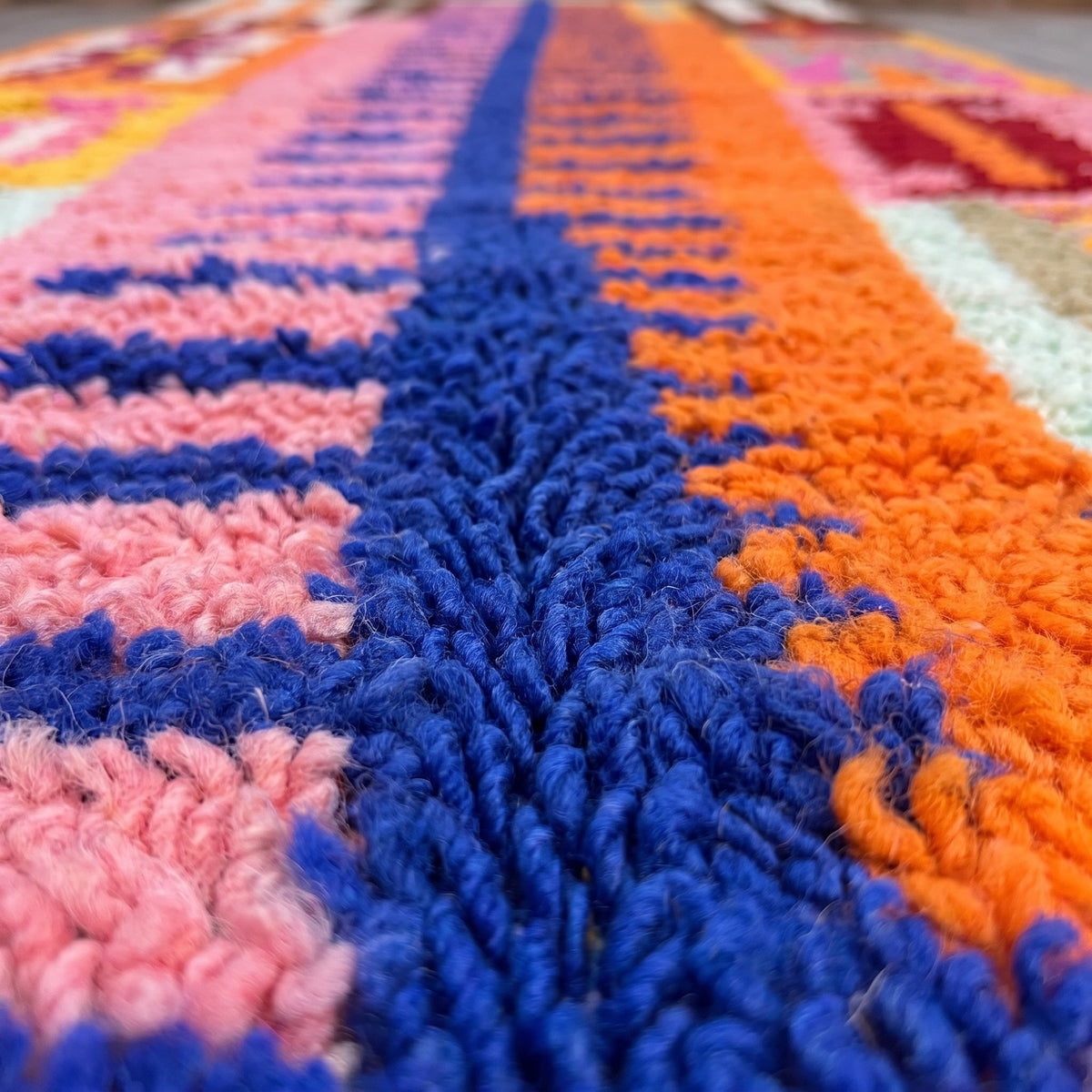Gros plan sur un motif du tapis de couloir berbère Amizmiz, couloir à poil long, arête de poisson bleu