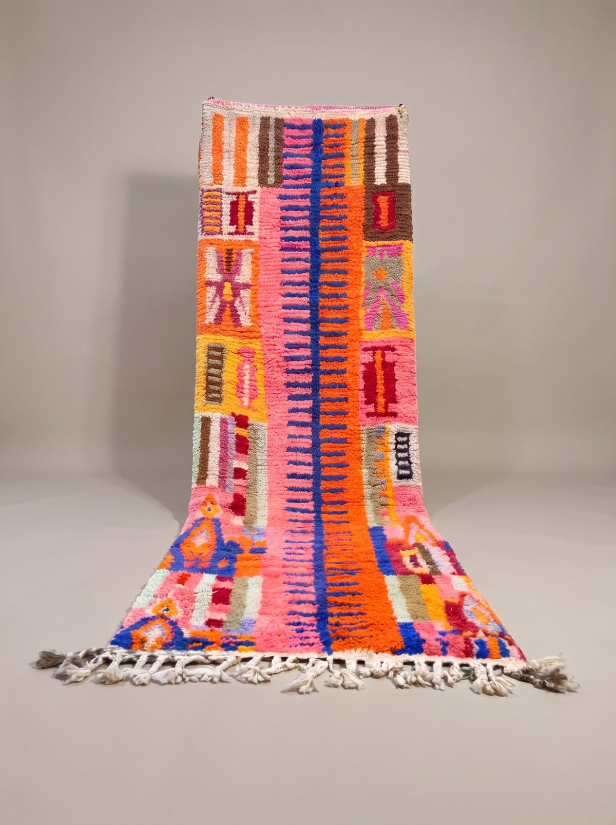 Tapis de couloir berbère style Boujad rose et orange Amizmiz suspendu, pièce unique nouée main au Maroc
