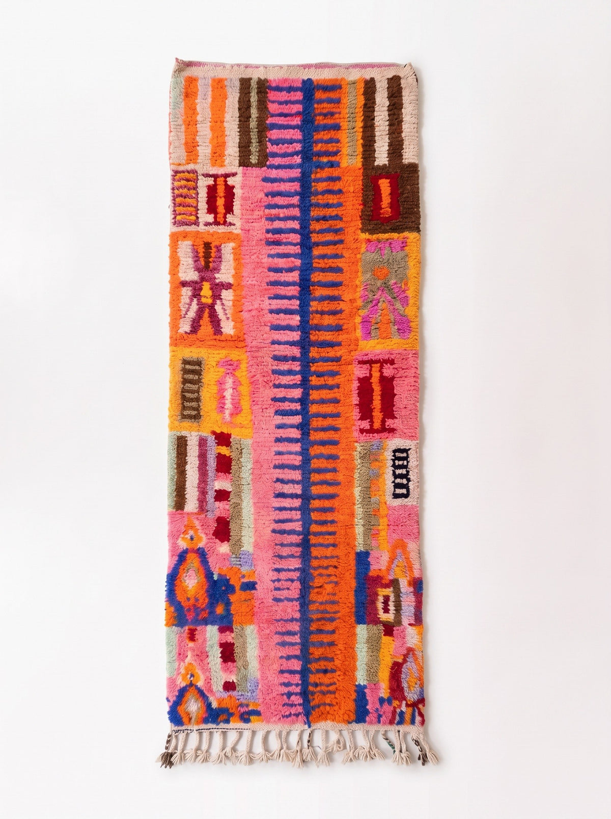 Tapis de couloir berbère style Boujad rose et orange Amizmiz vu à plat, couloir à poil long, arête de poisson bleu roi