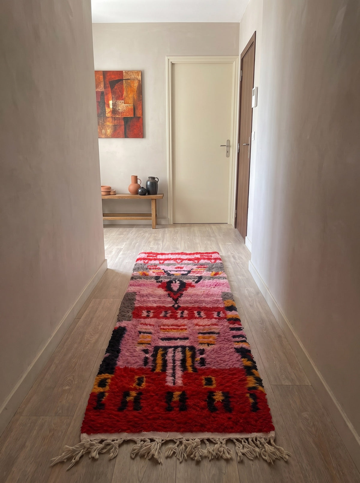 Tapis de couloir berbère style Boujad rose et rouge Imilchil dans un autre couloir, noué main au Maroc