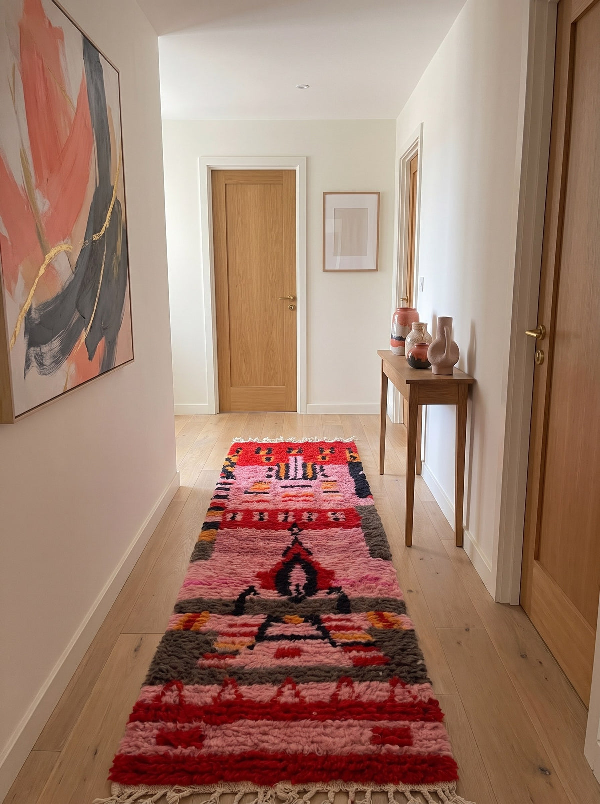 Tapis de couloir berbère style Boujad rose et rouge Imilchil dans un couloir, noué main au Maroc