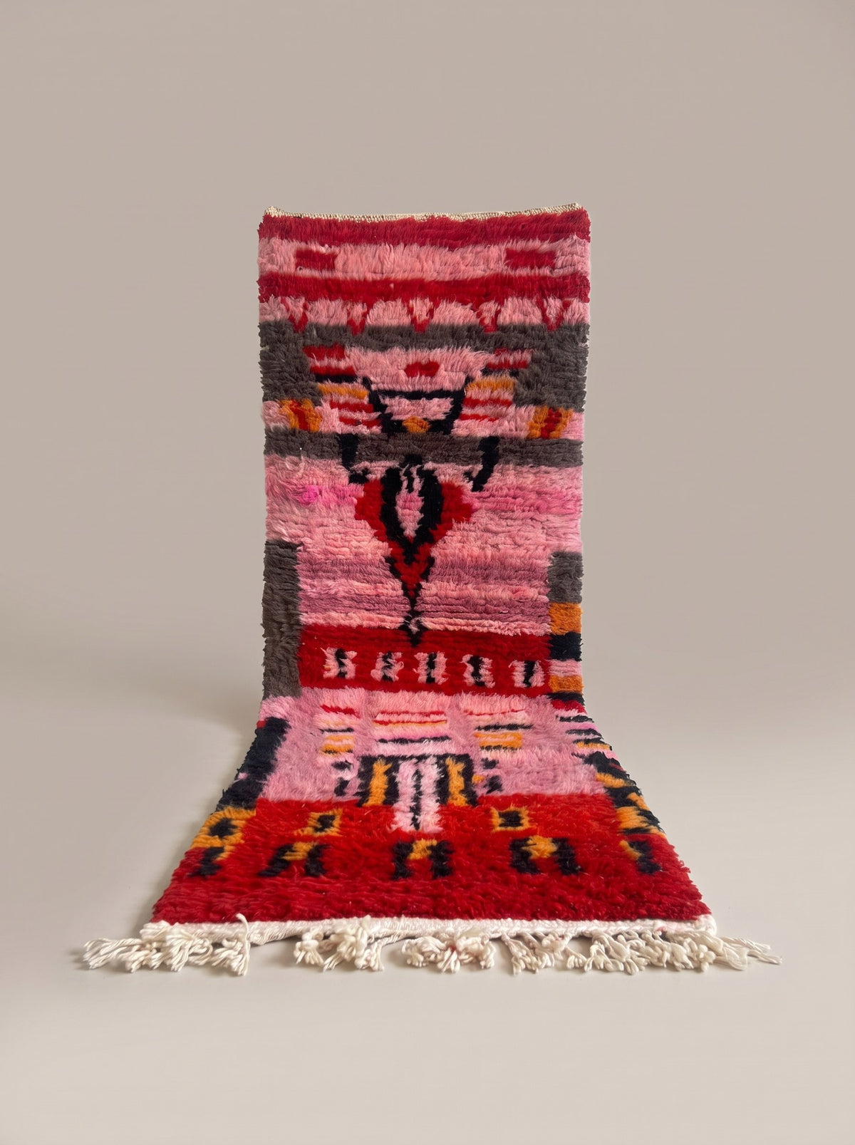 Tapis de couloir berbère style Boujad rose et rouge Imilchil suspendu, pièce unique nouée main au Maroc