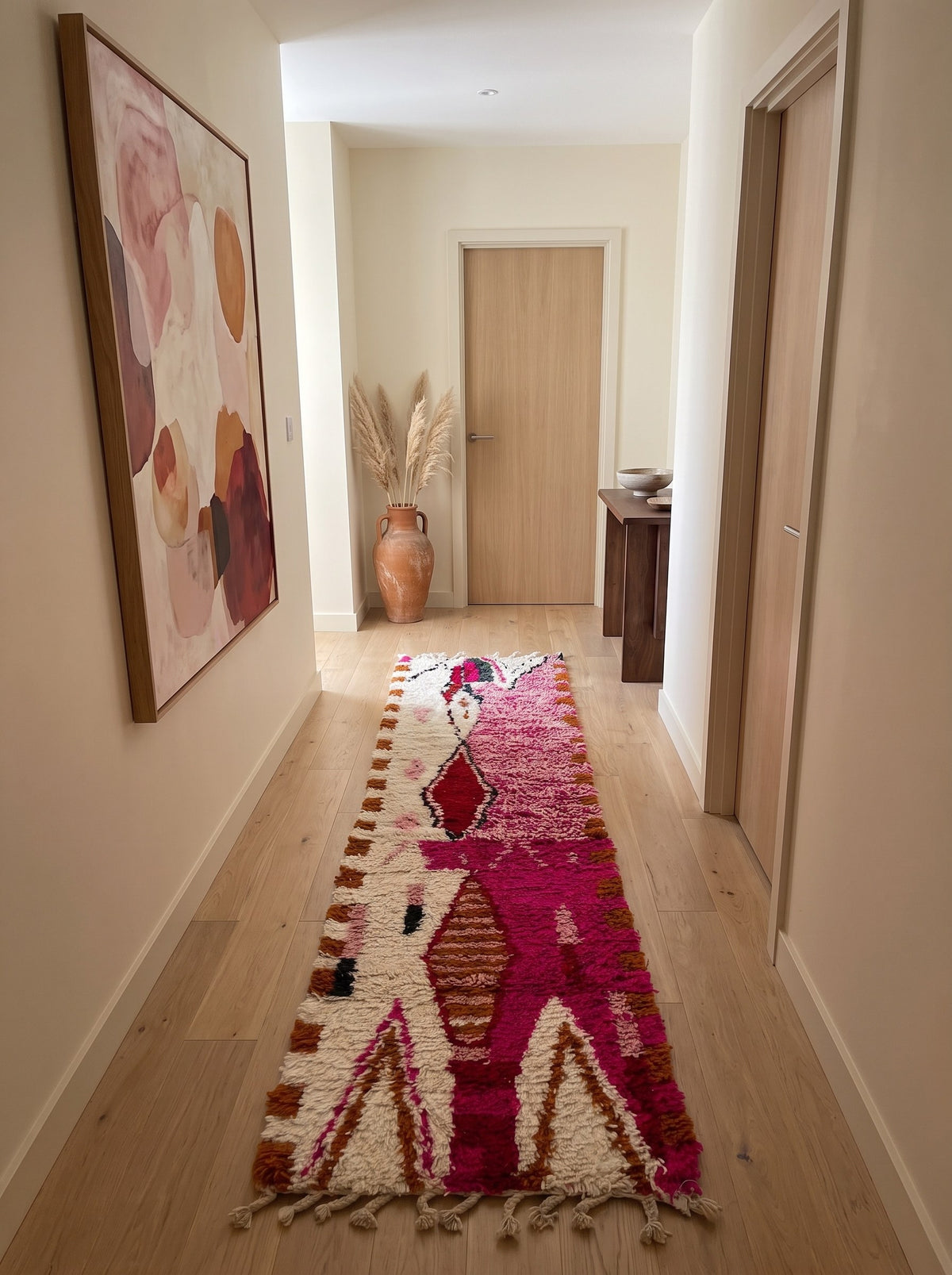 Tapis de couloir berbère style Boujad rose fuchsia Anoura dans un autre couloir, noué main au Maroc