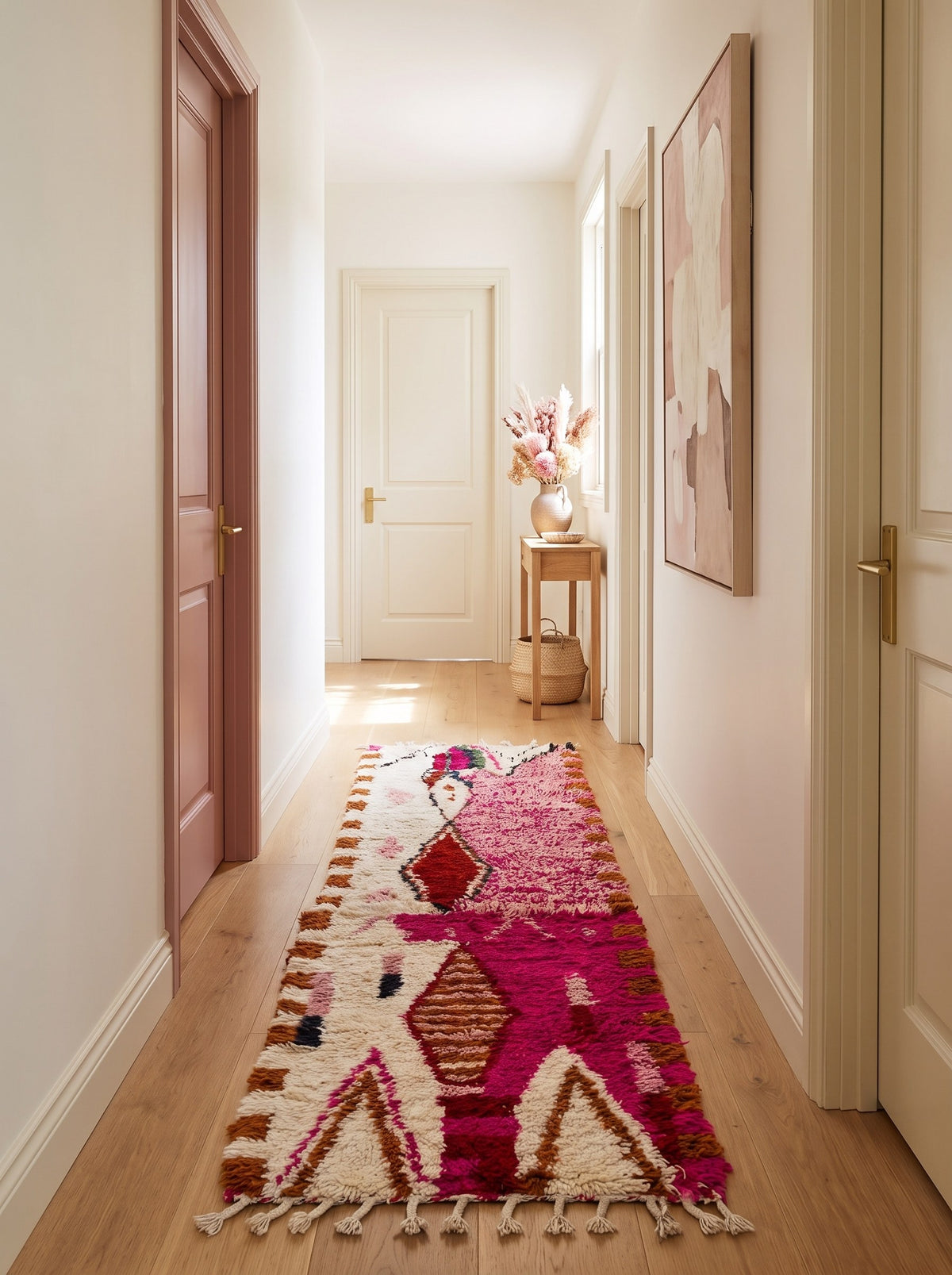 Tapis de couloir berbère style Boujad rose fuchsia Anoura dans un couloir, noué main au Maroc