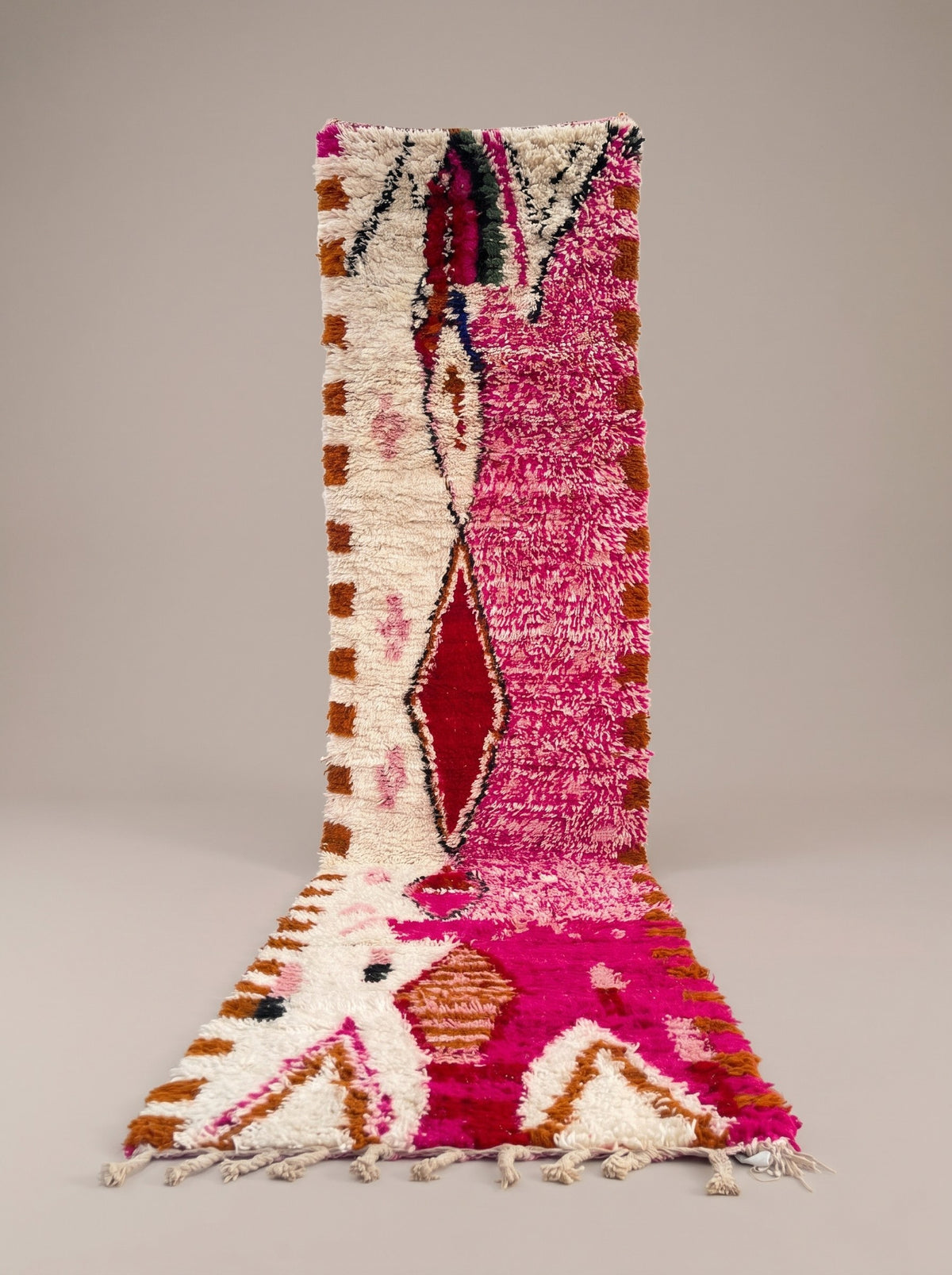 Tapis de couloir berbère style Boujad rose fuchsia Anoura suspendu, pièce unique nouée main au Maroc